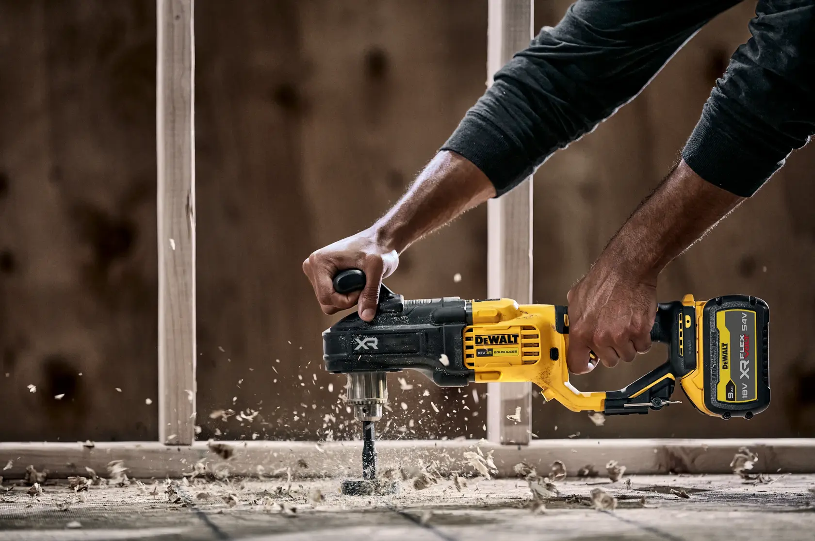 Bezszczotkowa wiertarka kątowa do słupków i legarów DEWALT® 18V XR® (samo narzędzie)