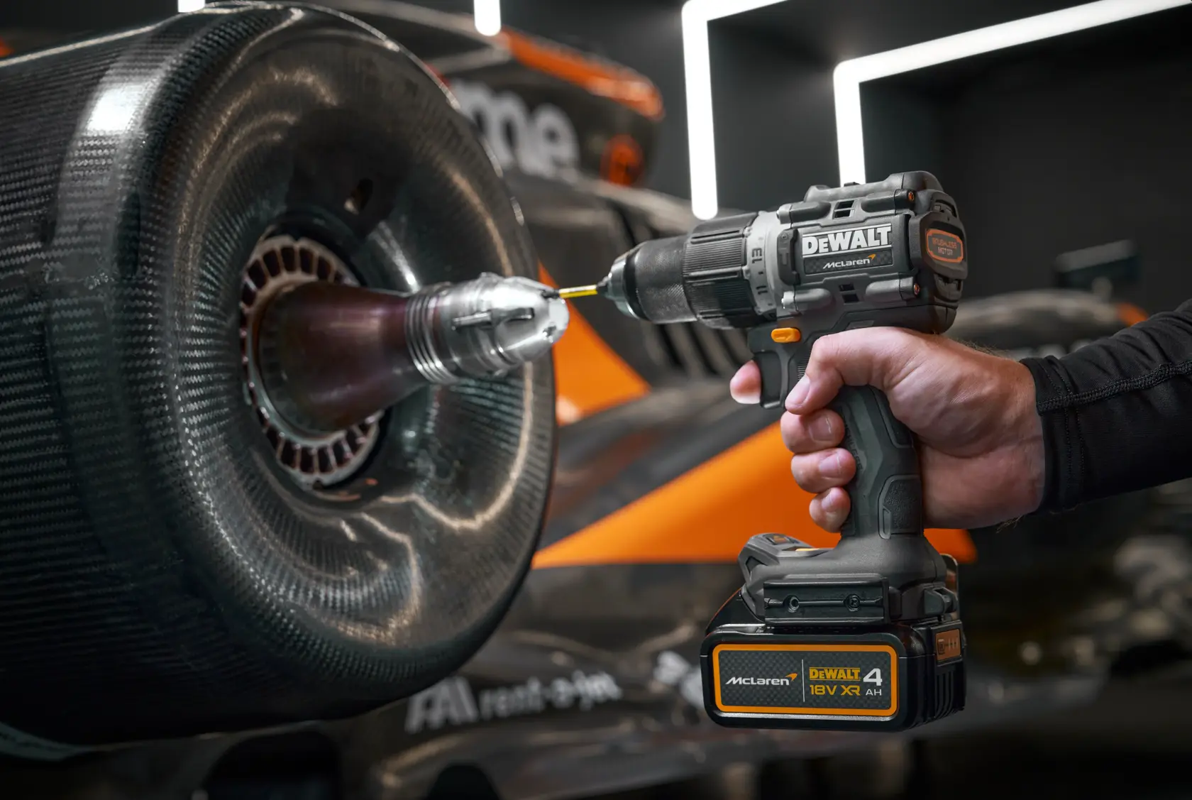 Wiertarko-wkrętarka z udarem z silnikiem bezszczotkowym DEWALT® x McLaren F1 Team 18V XR - 1 x 4AH