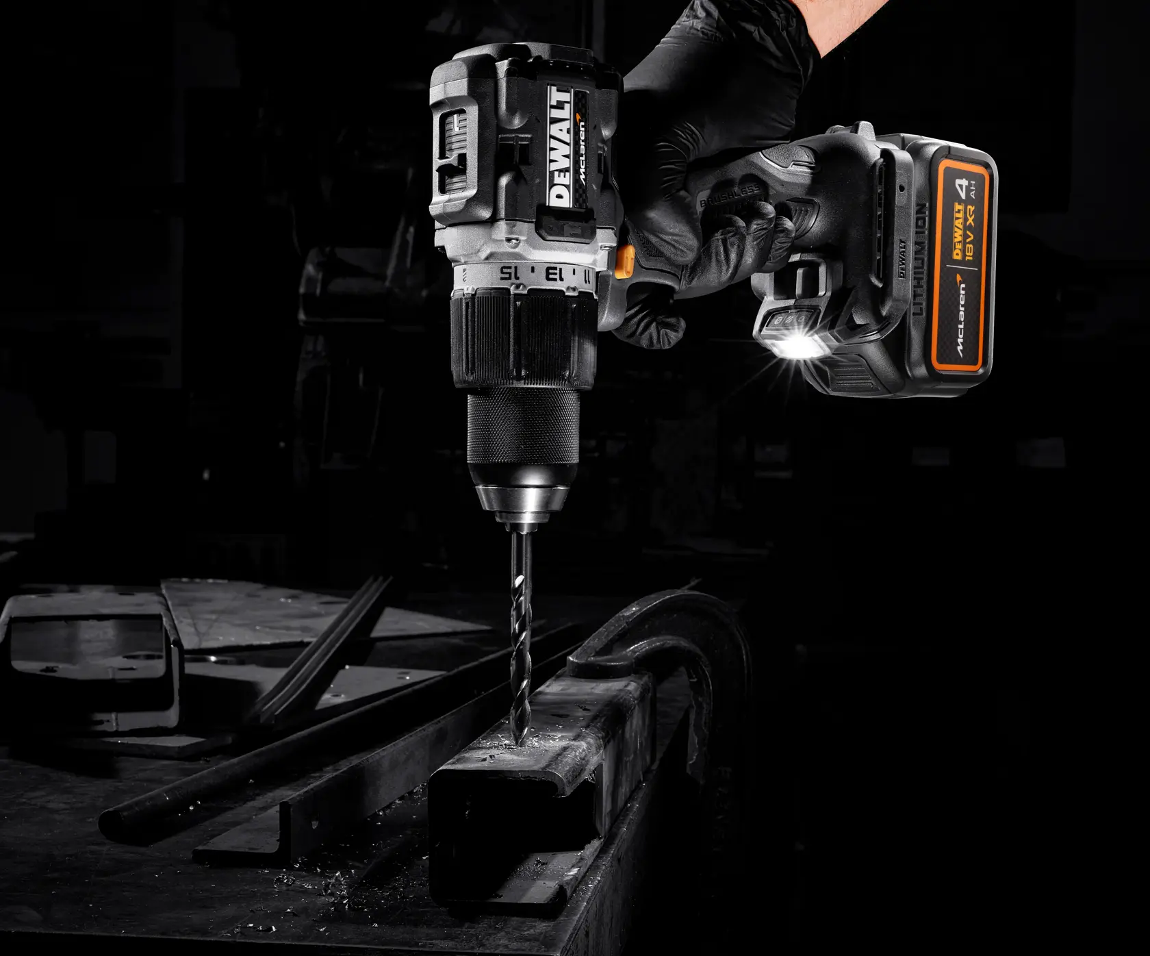 Wiertarko-wkrętarka udarowa z silnikiem bezszczotkowym DEWALT® x McLaren F1 Team 18V XR - 2 x 4AH