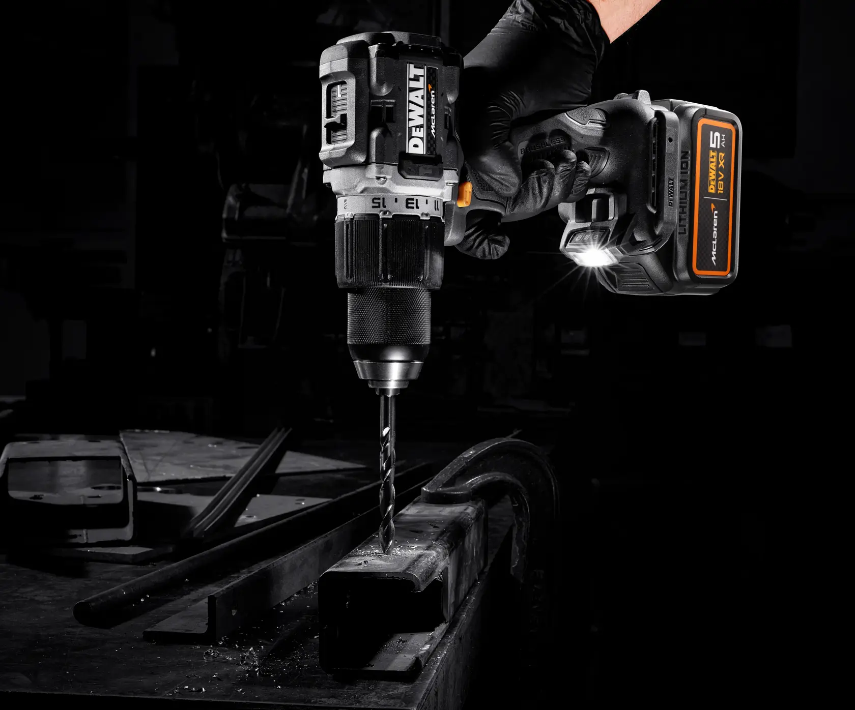 Wiertarko-wkrętarka z udarem z silnikiem bezszczotkowym DEWALT® x McLaren F1 Team 18V XR - 2 x 5AH