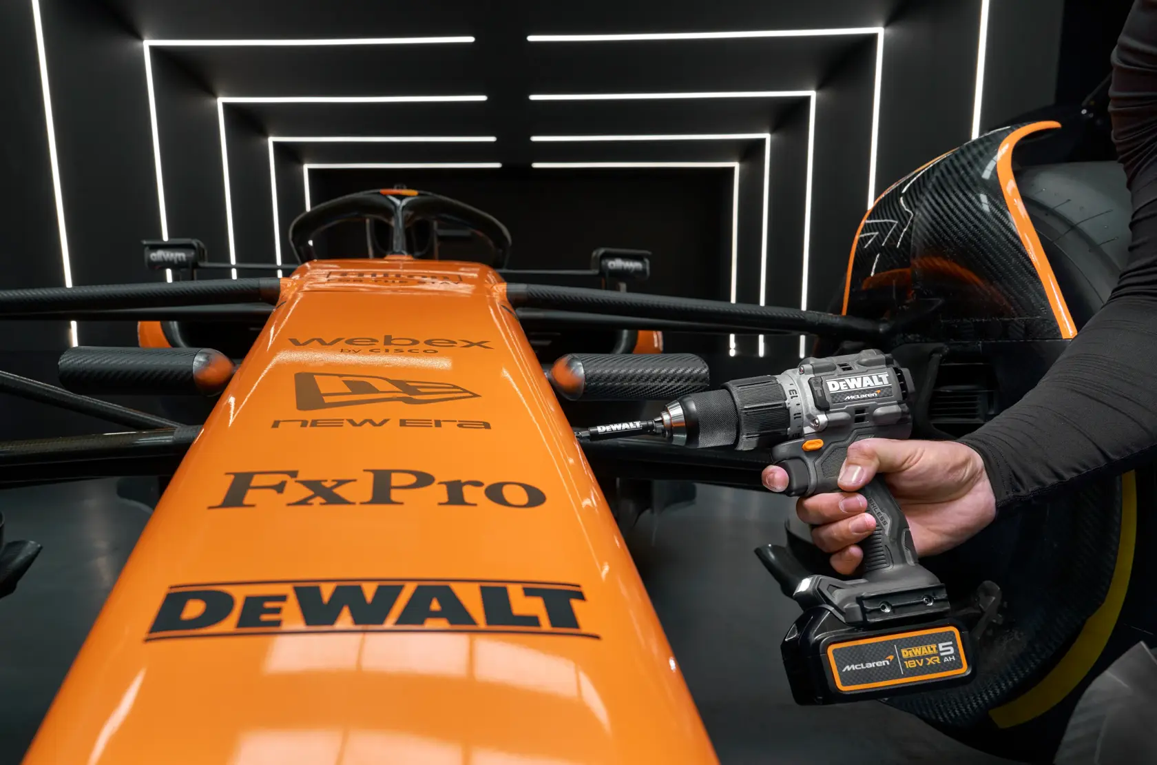 Wiertarko-wkrętarka z udarem z silnikiem bezszczotkowym DEWALT® x McLaren F1 Team 18V XR - 2 x 5AH
