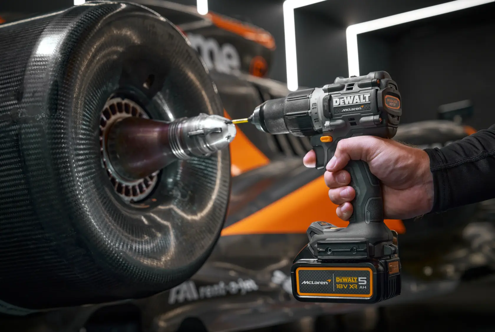 Wiertarko-wkrętarka z udarem z silnikiem bezszczotkowym DEWALT® x McLaren F1 Team 18V XR - 2 x 5AH