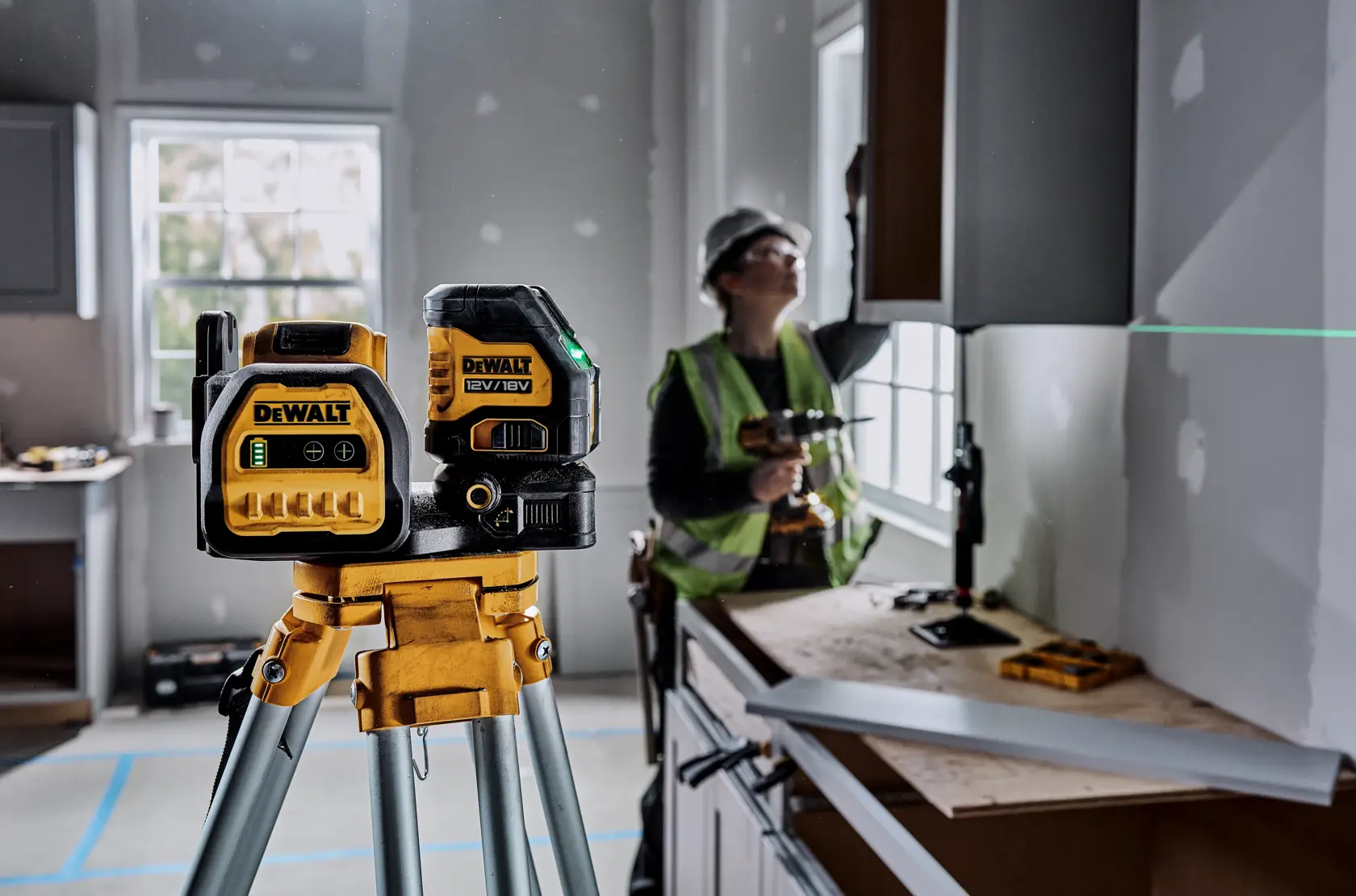 Zestaw z laserem krzyżowym o zielonej wiązce DEWALT® 12/18 V