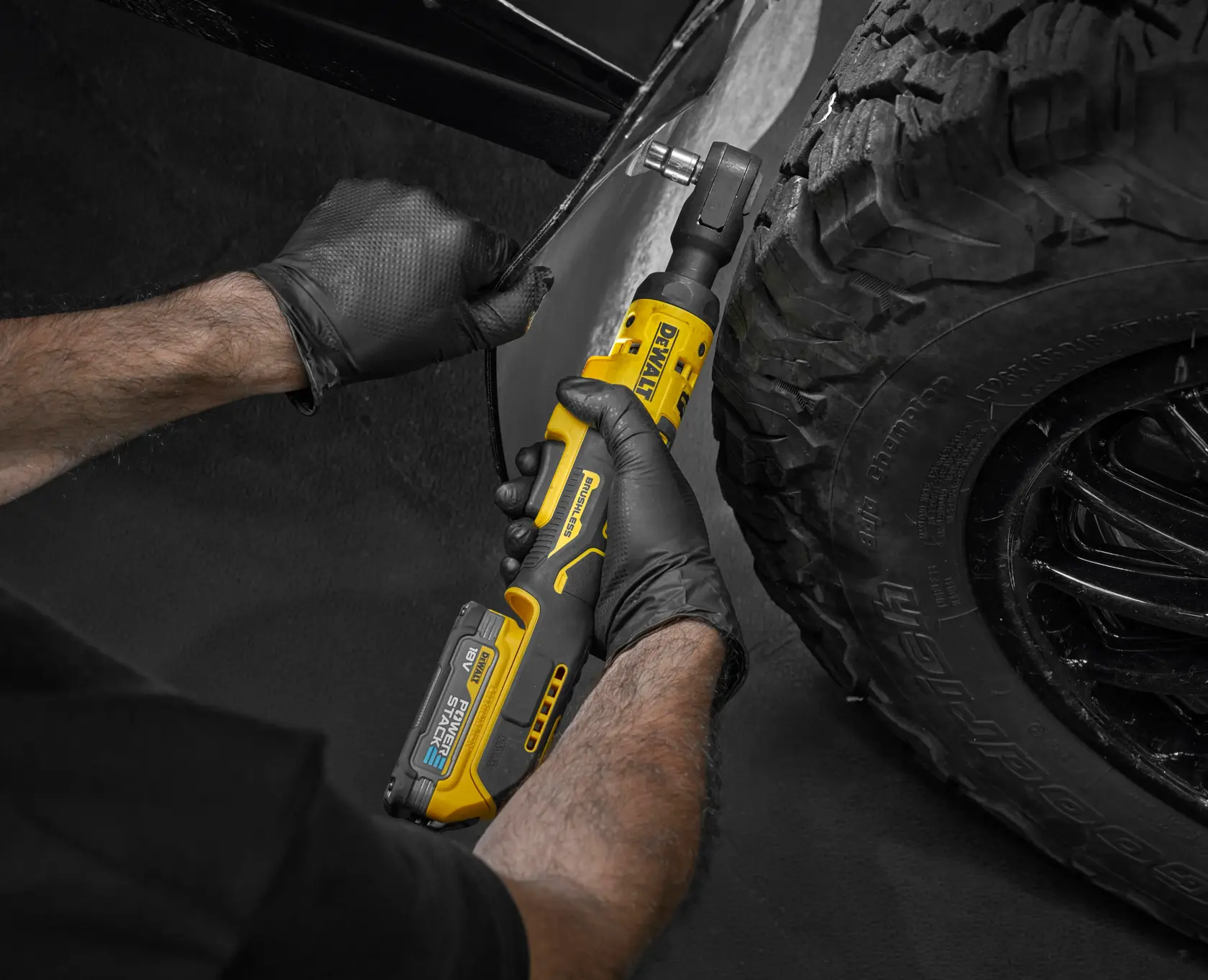 Bezszczotkowa grzechotka z otwartą głowicą 3/8 cala DEWALT® 18V XR® (samo narzędzie)