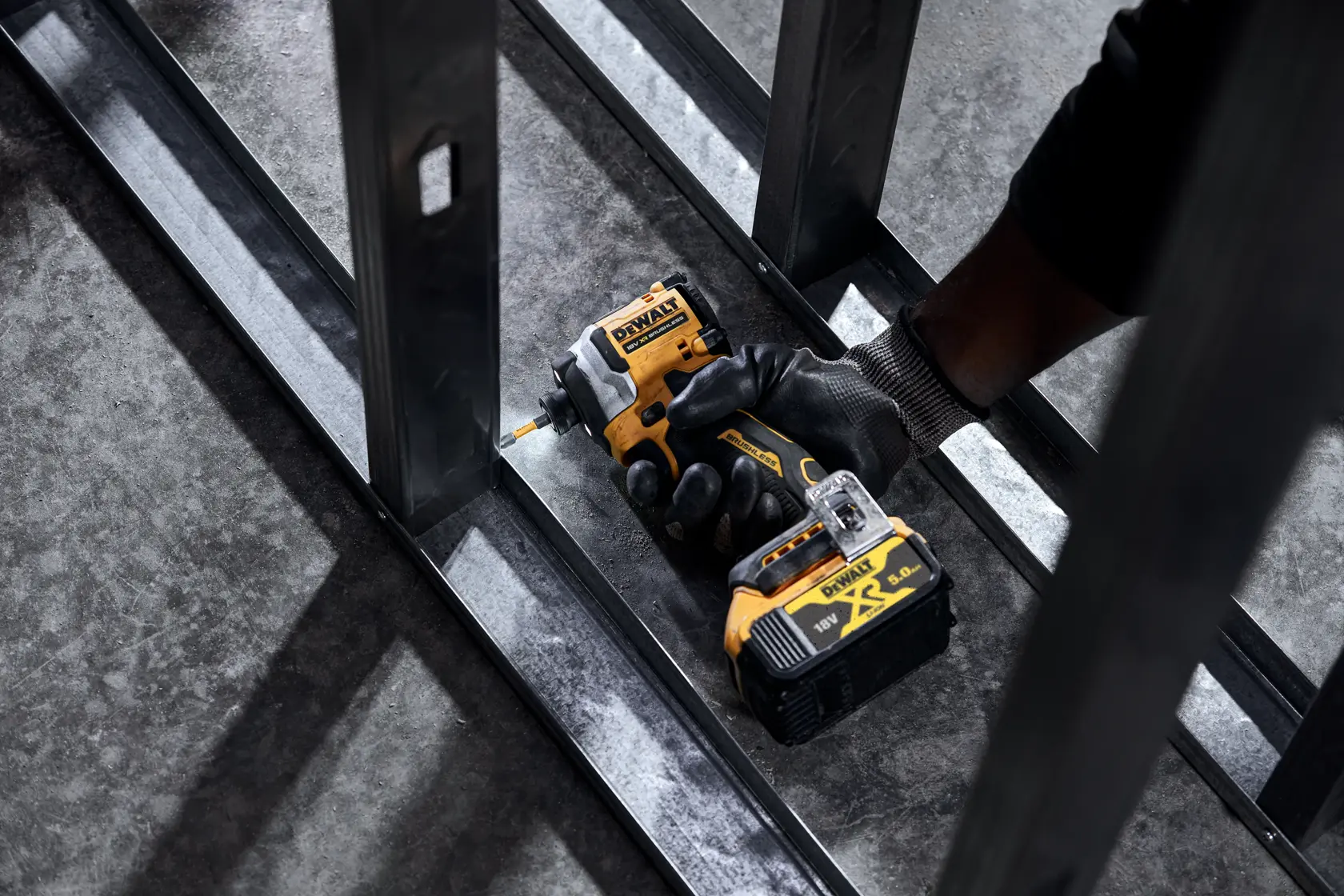 Kompaktowy bezszczotkowy wkręt udarowy DEWALT® 18V XR® - 2 x 5Ah bateria