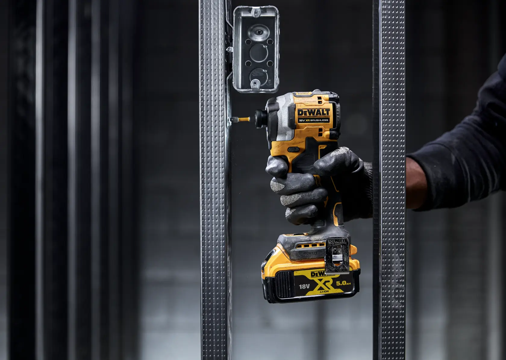 Kompaktowy bezszczotkowy wkręt udarowy DEWALT® 18V XR® - 2 x 5Ah bateria