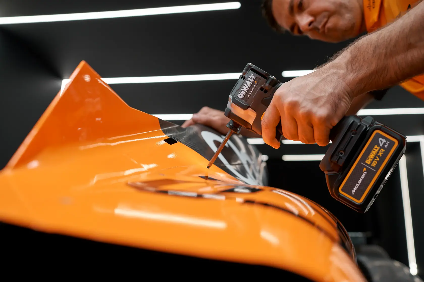 Zakrętarka udarowa z silnikiem bezszczotkowym DEWALT® x McLaren F1 18V XR - 2 x 4AH