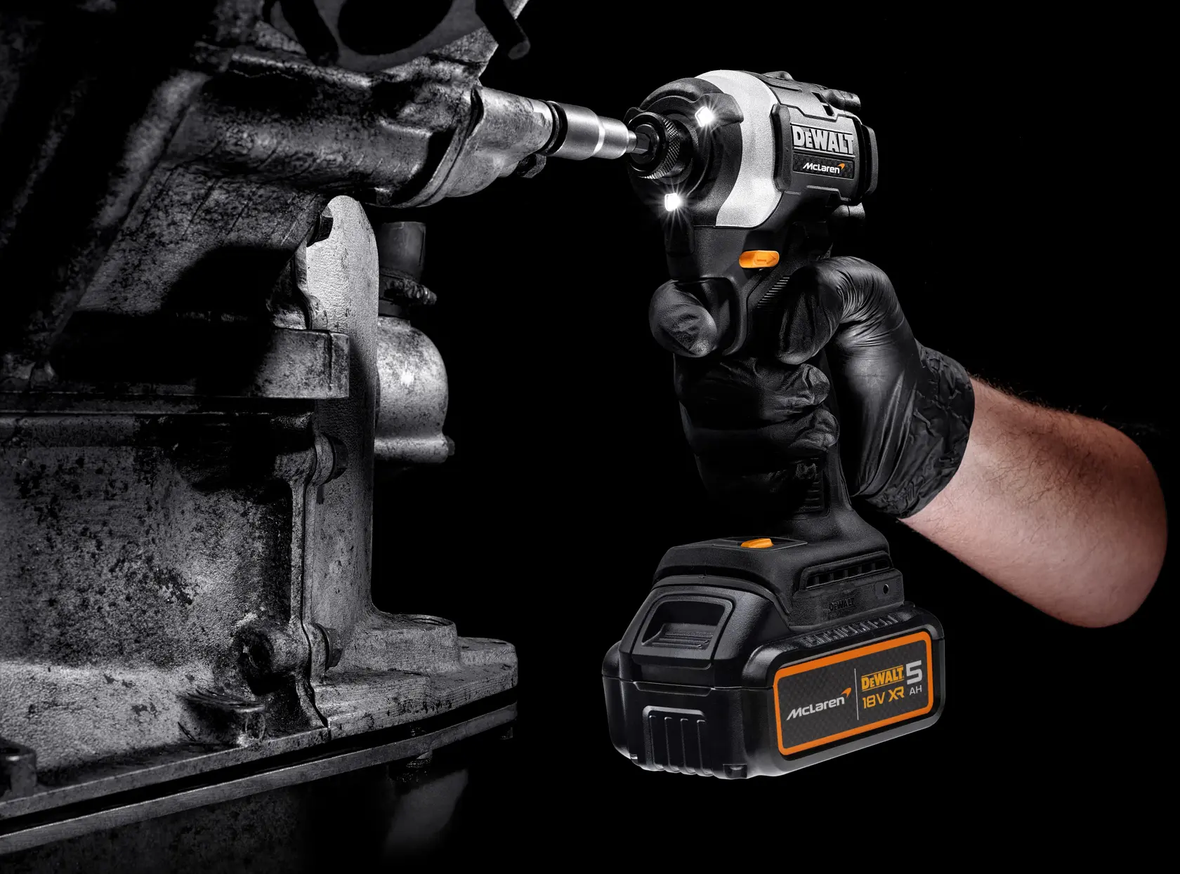 Zakrętarka udarowa z silnikiem bezszczotkowym DEWALT® x McLaren F1 18V XR - 2 x 5AH