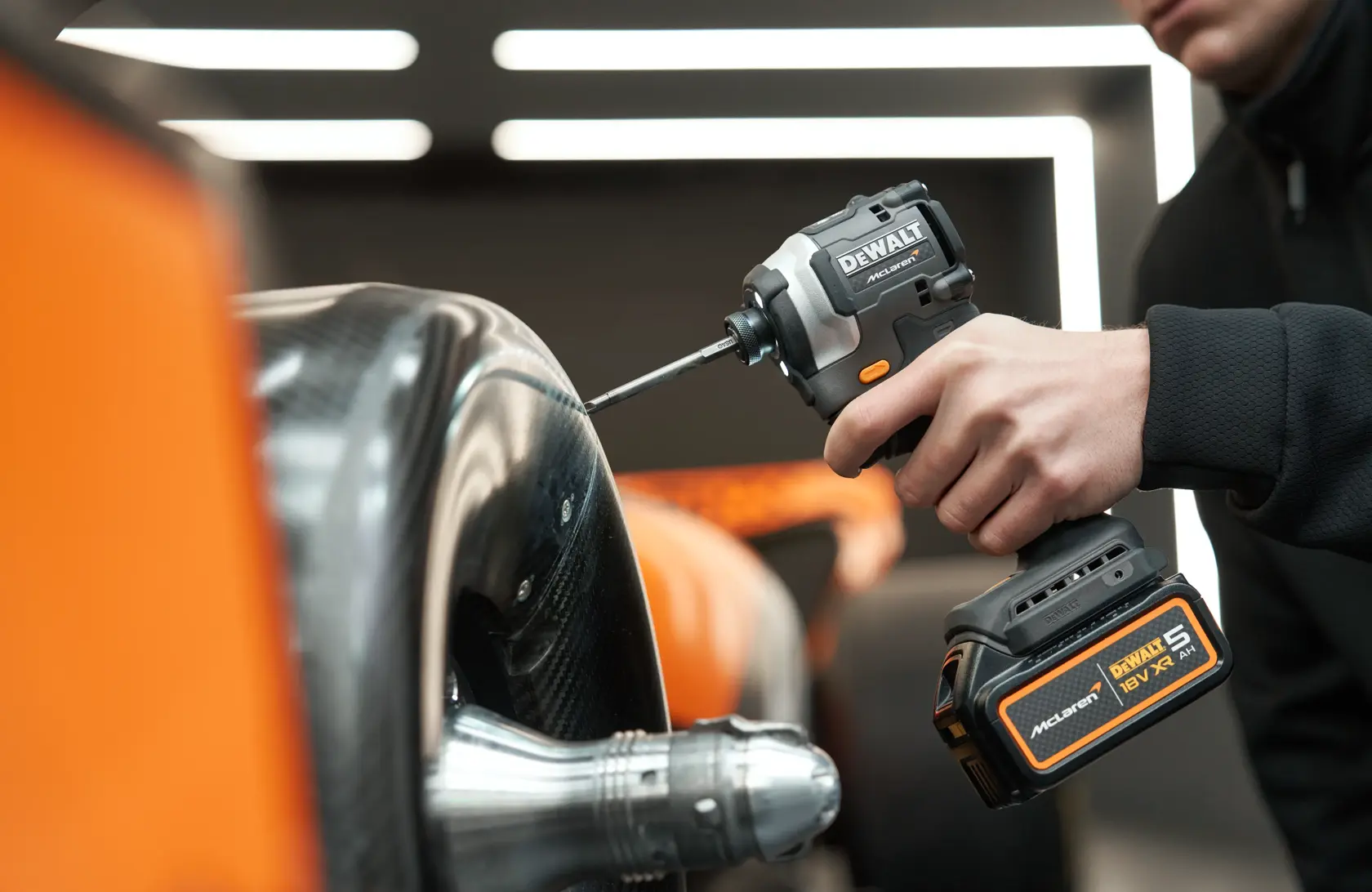 Zakrętarka udarowa z silnikiem bezszczotkowym DEWALT® x McLaren F1 18V XR - 2 x 5AH