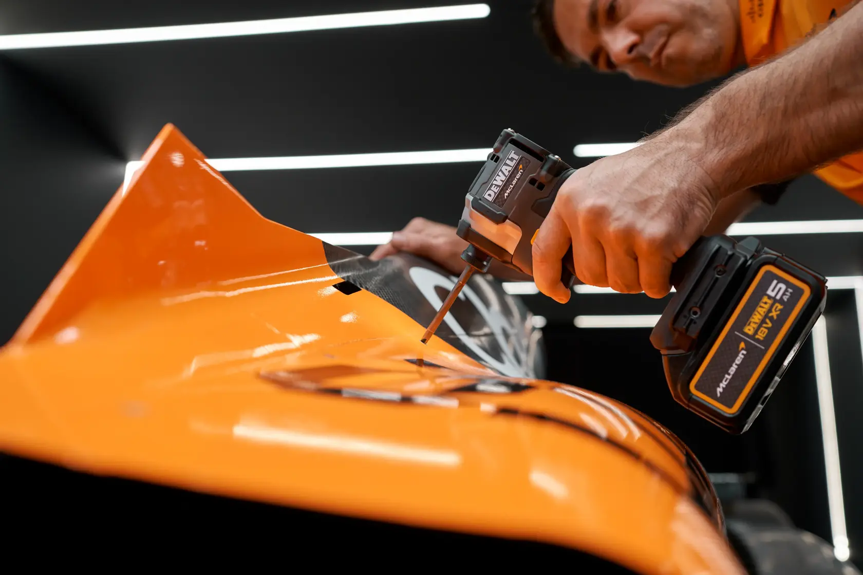 Zakrętarka udarowa z silnikiem bezszczotkowym DEWALT® x McLaren F1 18V XR - 2 x 5AH