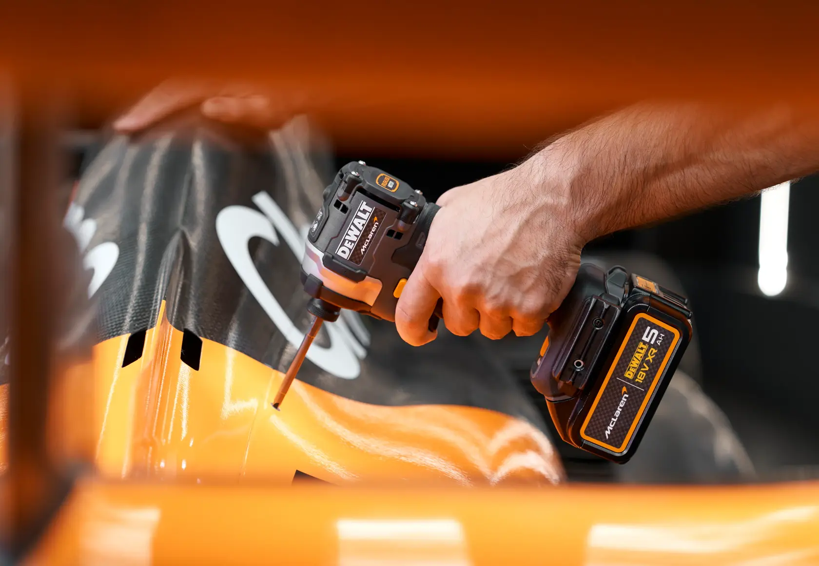 Zakrętarka udarowa z silnikiem bezszczotkowym DEWALT® x McLaren F1 18V XR - 2 x 5AH