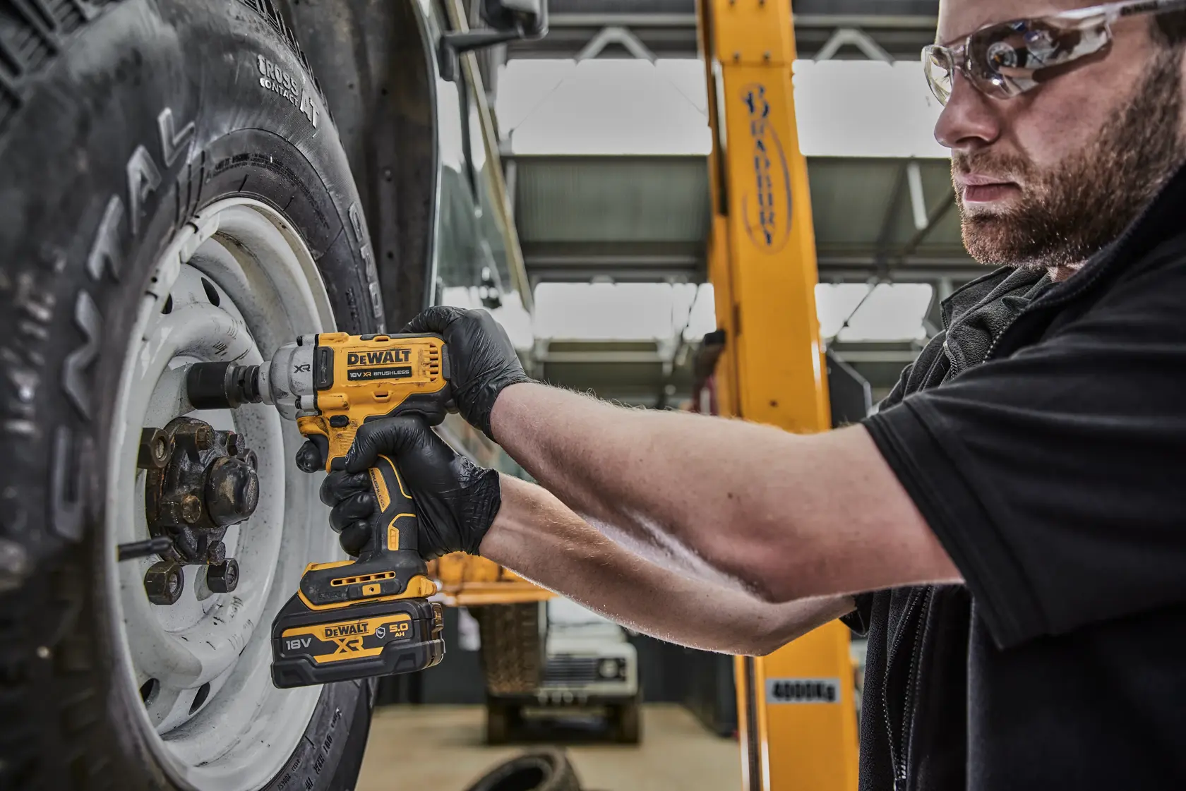 Bezszczotkowy klucz udarowy 1/2 cala z pierścieniem zabezpieczającym o średnim momencie obrotowym DEWALT® 18V XR® (samo narzędzie)