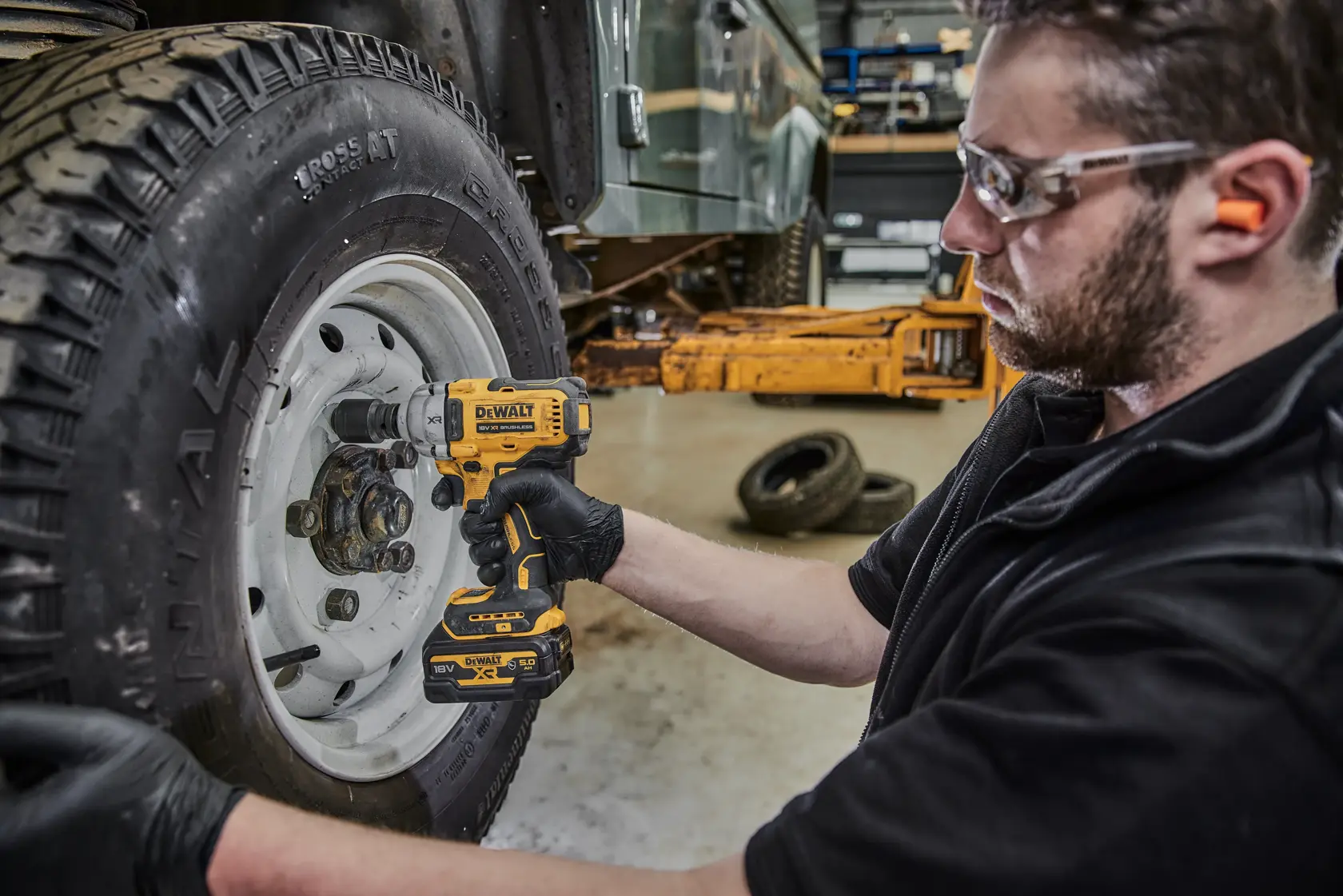 Bezszczotkowy klucz udarowy 1/2 cala z pierścieniem zabezpieczającym o średnim momencie obrotowym DEWALT® 18V XR® (samo narzędzie)