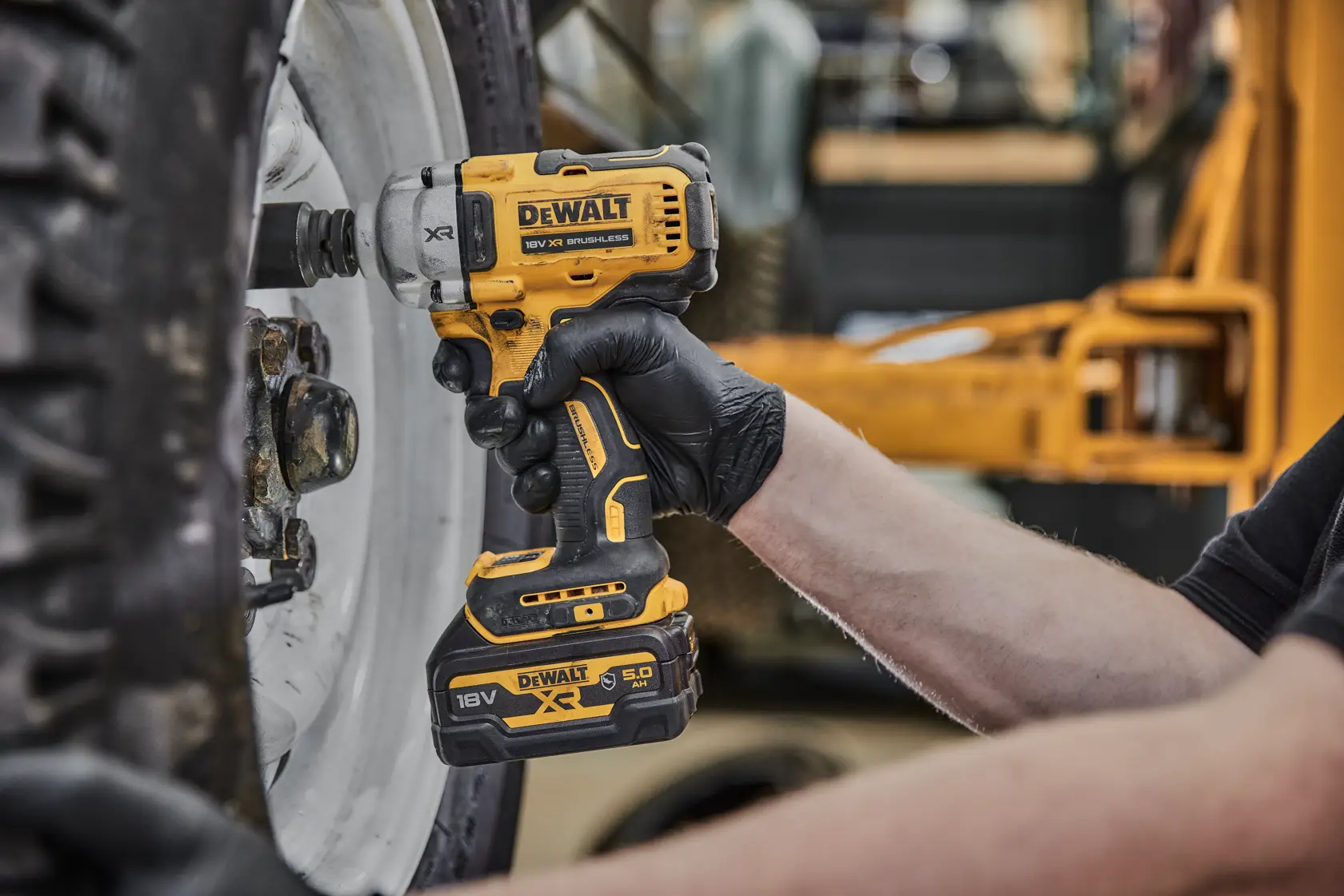 Bezszczotkowy klucz udarowy 1/2 cala z pierścieniem zabezpieczającym o średnim momencie obrotowym DEWALT® 18V XR® (samo narzędzie)