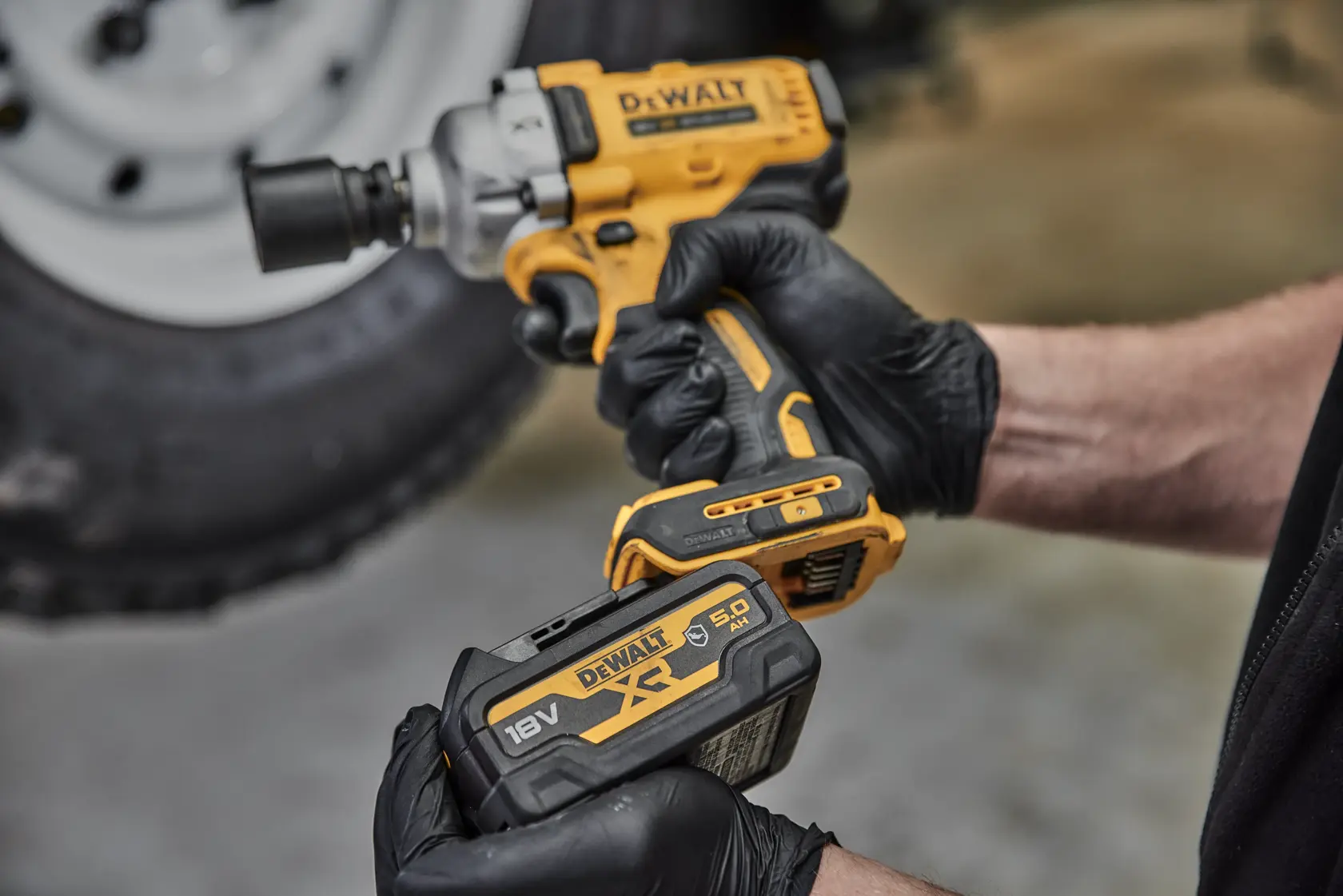 Bezszczotkowy klucz udarowy 1/2 cala z pierścieniem zabezpieczającym o średnim momencie obrotowym DEWALT® 18V XR® (samo narzędzie)