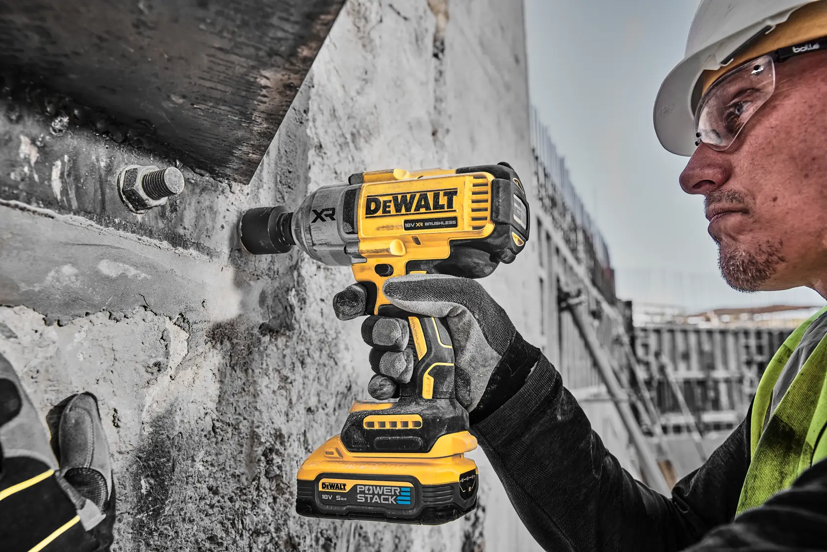 18 V XR Bezszczotkowy klucz udarowy o wysokim momencie obrotowym z pierścieniem mocującym 1/2" - 2 X akumulator 5Ah POWERSTACK™ w zestawie TSTAK®