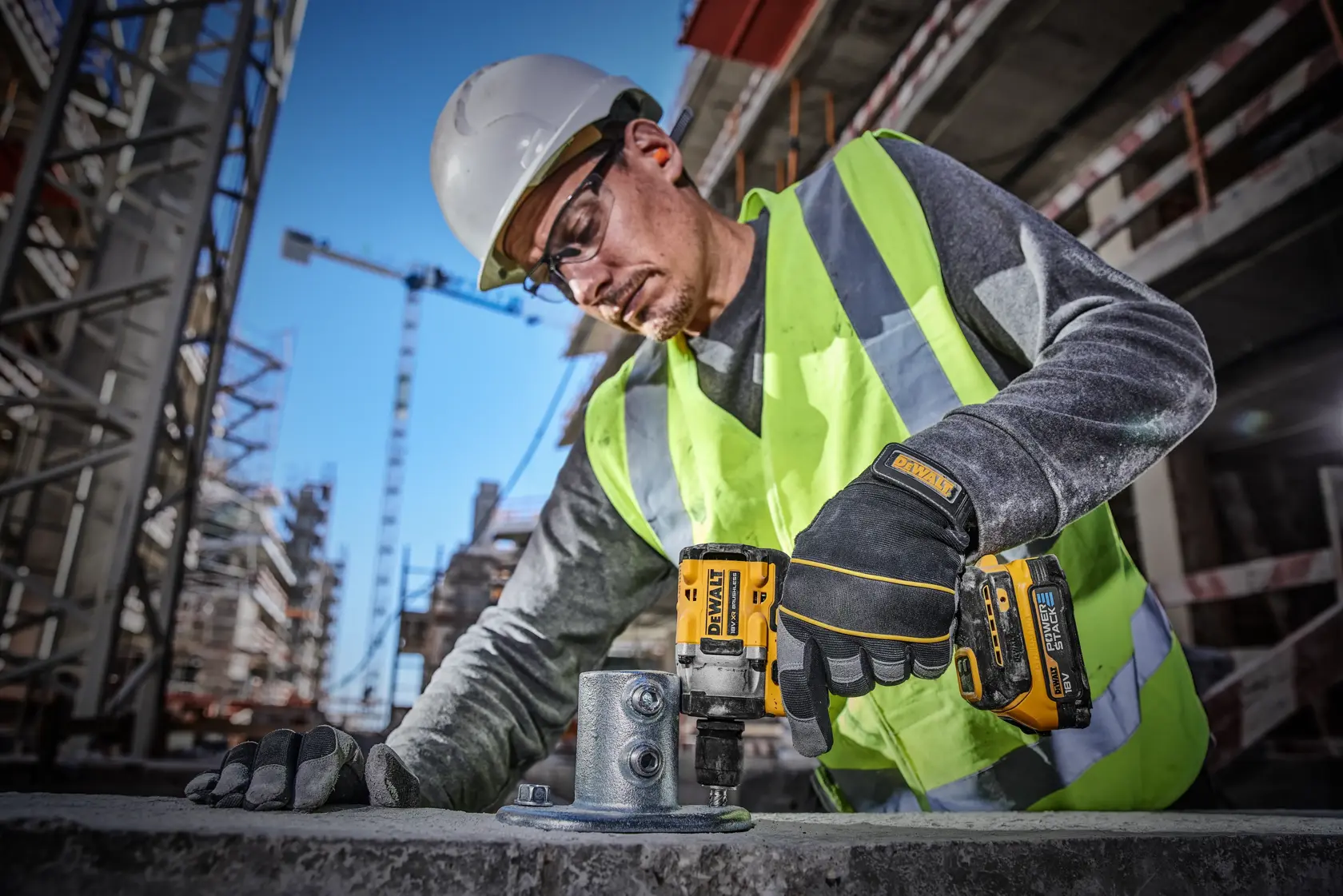 18 V XR Bezszczotkowy kompaktowy klucz udarowy z kowadełkiem i pierścieniem mocującym 1/2" — 2 X POWERSTACK™ Compact
