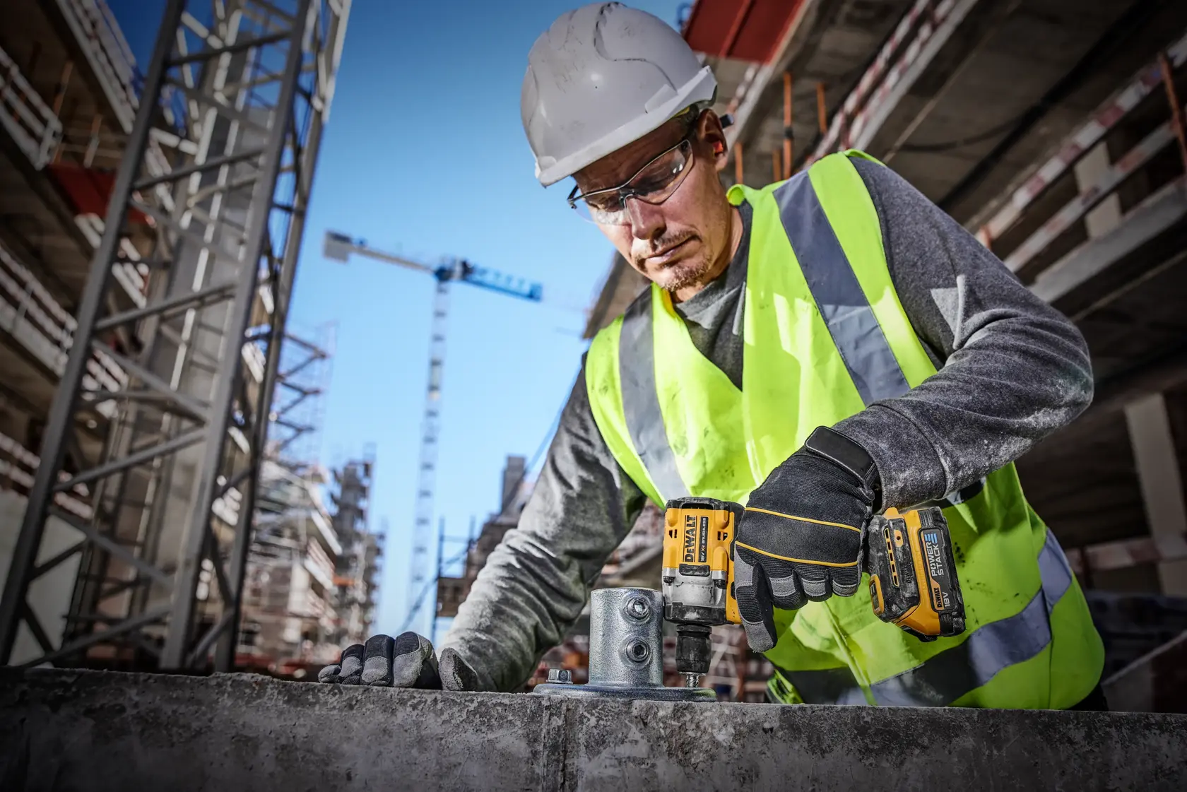 18 V XR Bezszczotkowy kompaktowy klucz udarowy z kowadełkiem i pierścieniem mocującym 1/2" — 2 X POWERSTACK™ Compact