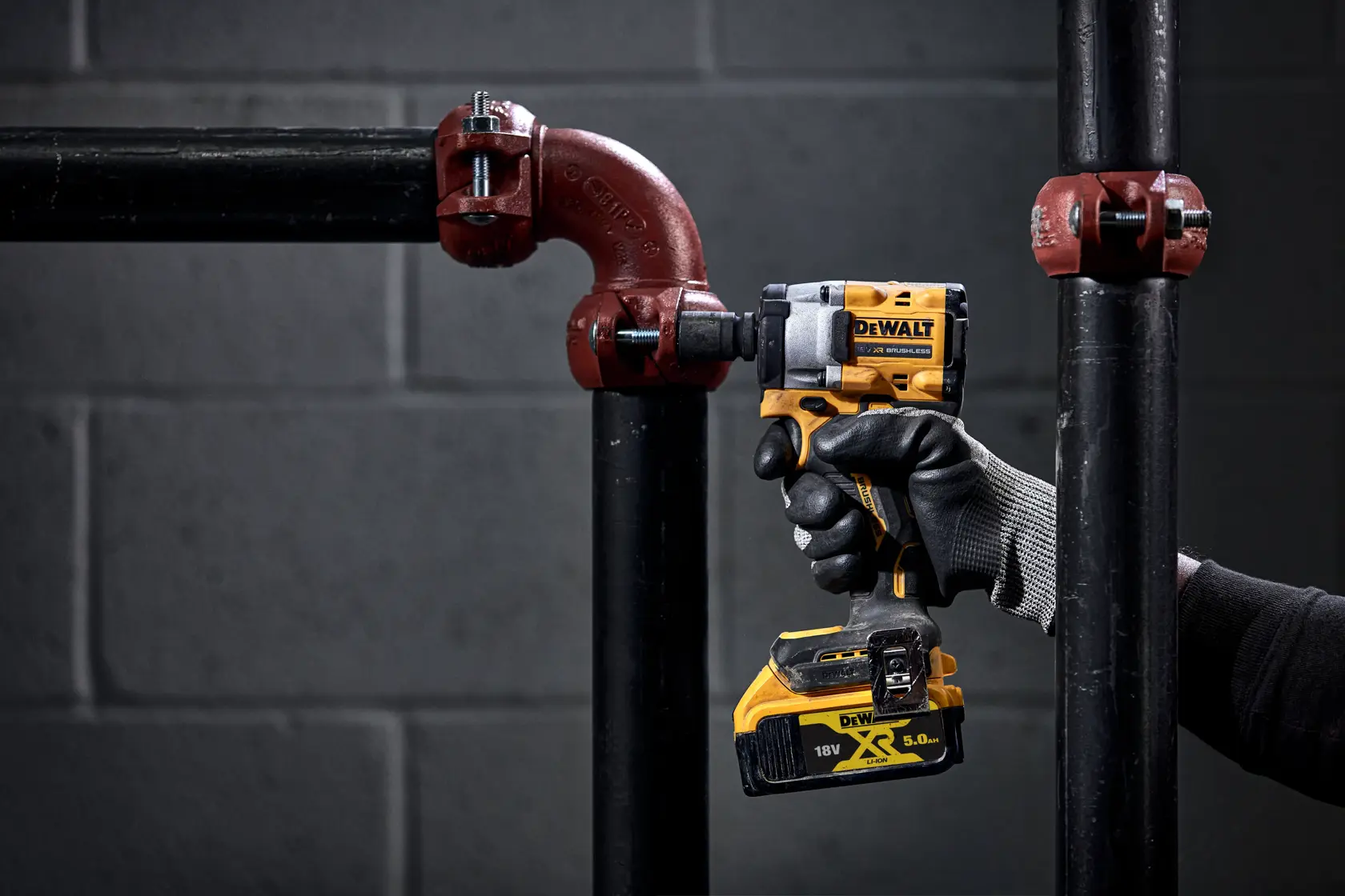 Bezszczotkowy kompaktowy klucz udarowy 1/2 cala z pierścieniem zabezpieczającym DEWALT® 18V XR® (samo narzędzie)