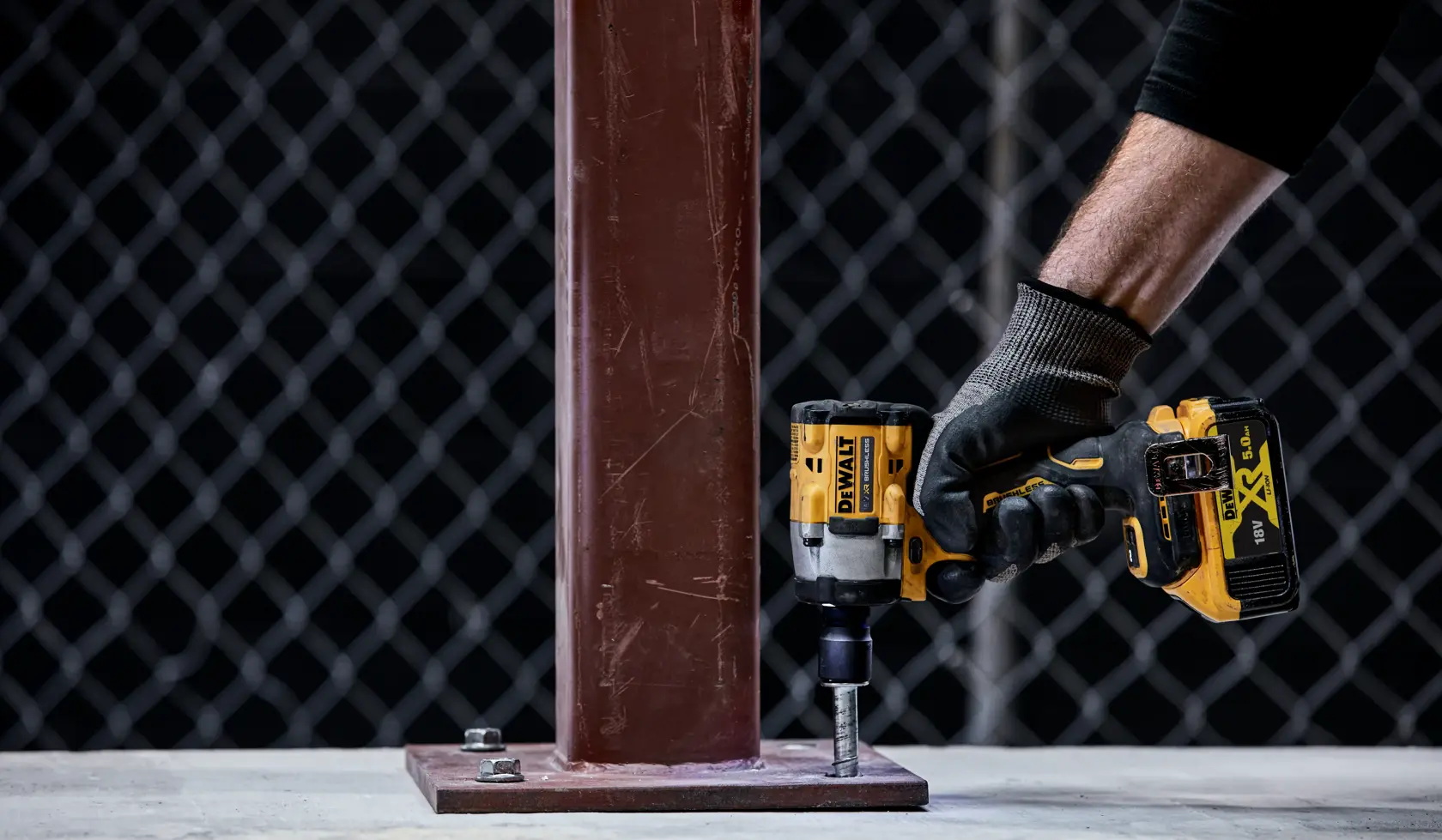 Bezszczotkowy kompaktowy klucz udarowy 1/2 cala z pierścieniem zabezpieczającym DEWALT® 18V XR® (samo narzędzie)
