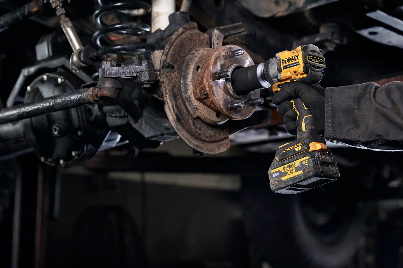 Bezszczotkowy kompaktowy klucz udarowy 3/8" z pierścieniem mocującym 18V XR - 2 x akumulator 5Ah Automotive