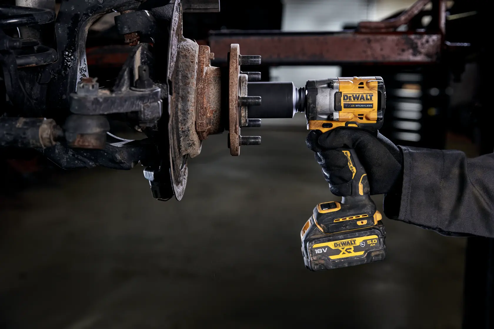 Bezszczotkowy kompaktowy klucz udarowy 3/8" z pierścieniem mocującym 18V XR - 2 x akumulator 5Ah Automotive