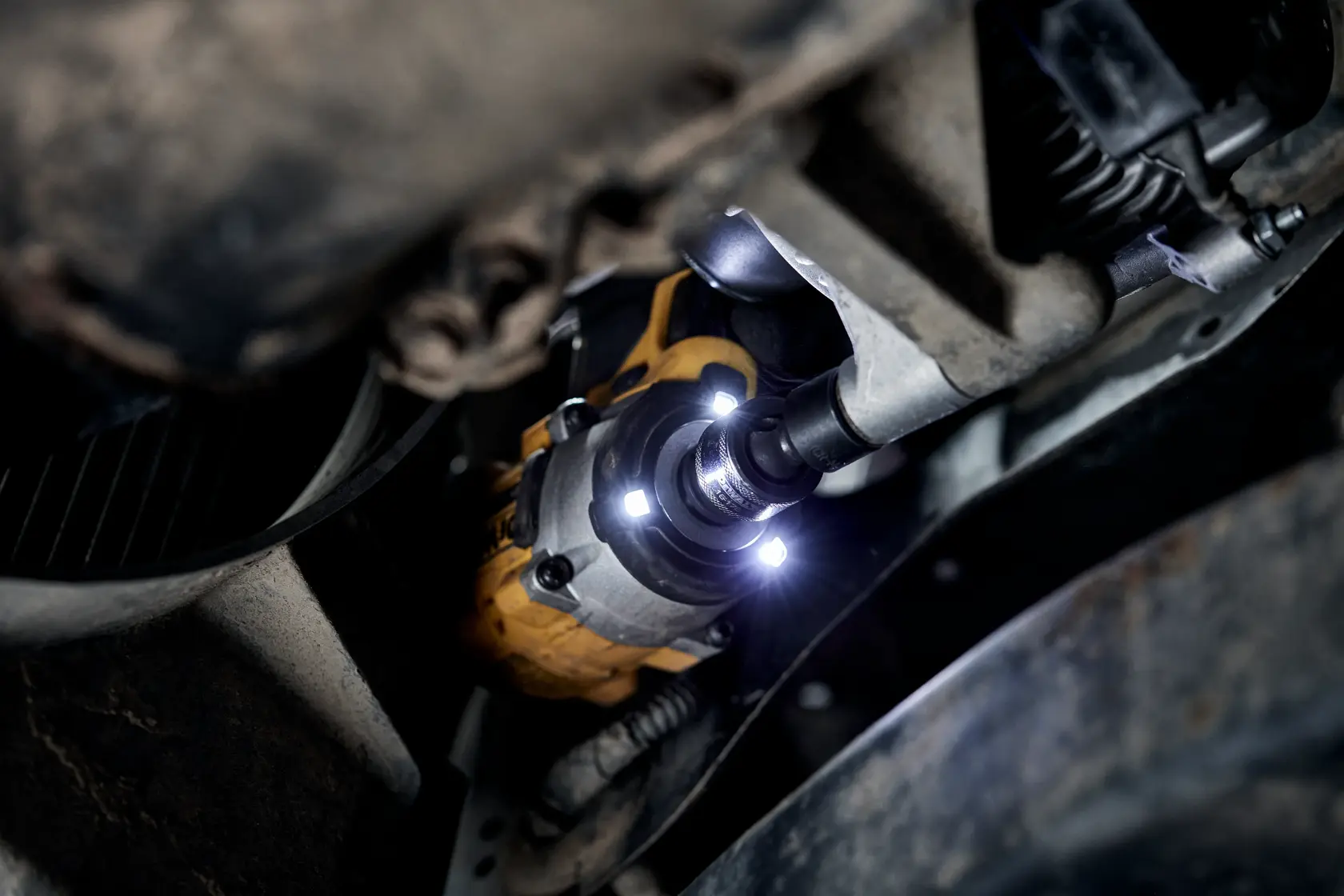 Bezszczotkowy kompaktowy klucz udarowy 3/8" z pierścieniem mocującym 18V XR - 2 x akumulator 5Ah Automotive