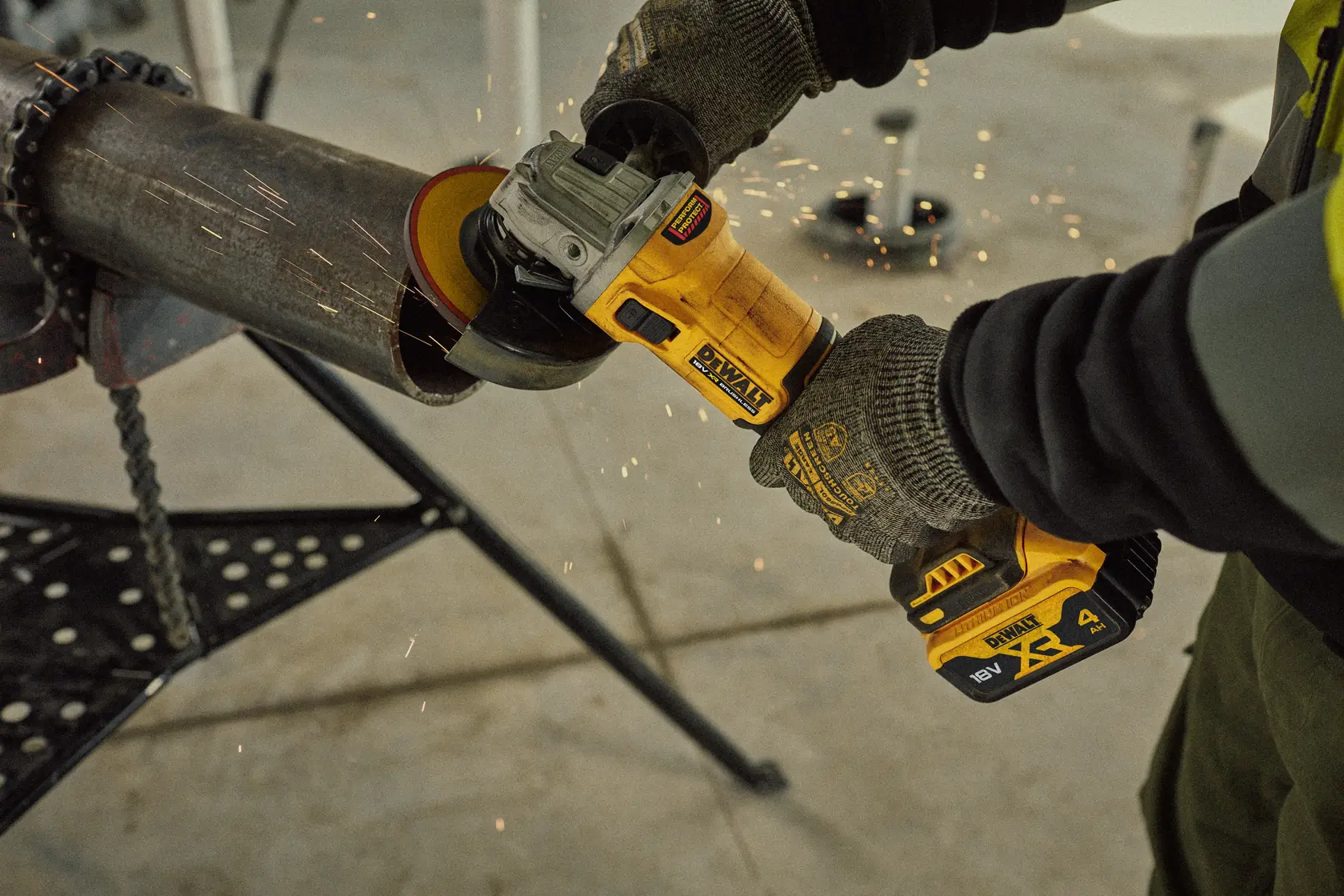 18V XR® 125 mm Bezszczotkowa szlifierka kątowa - 2 x 4Ah