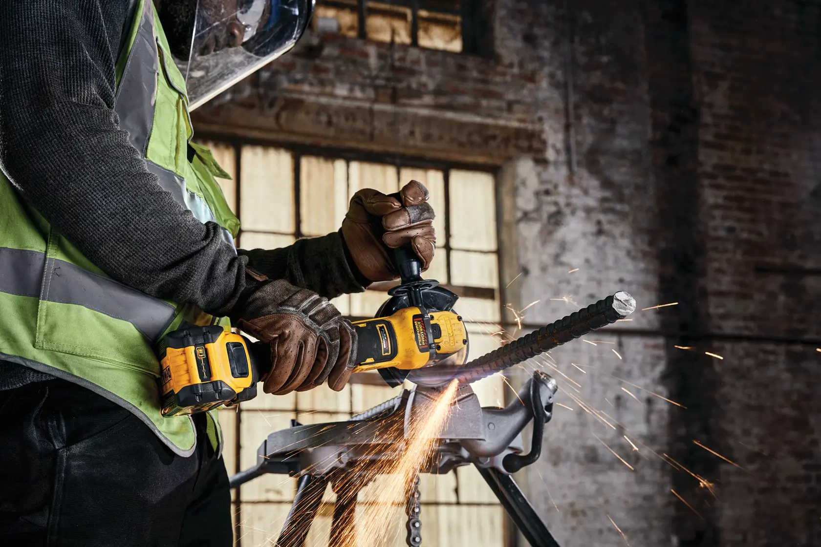 Szlifierka kątowa DEWALT® 18V XR® bezszczotkowa 125 mm z regulacją prędkości i technologią FLEXVOLT® ADVANTAGE™ - 1 x 6 Ah