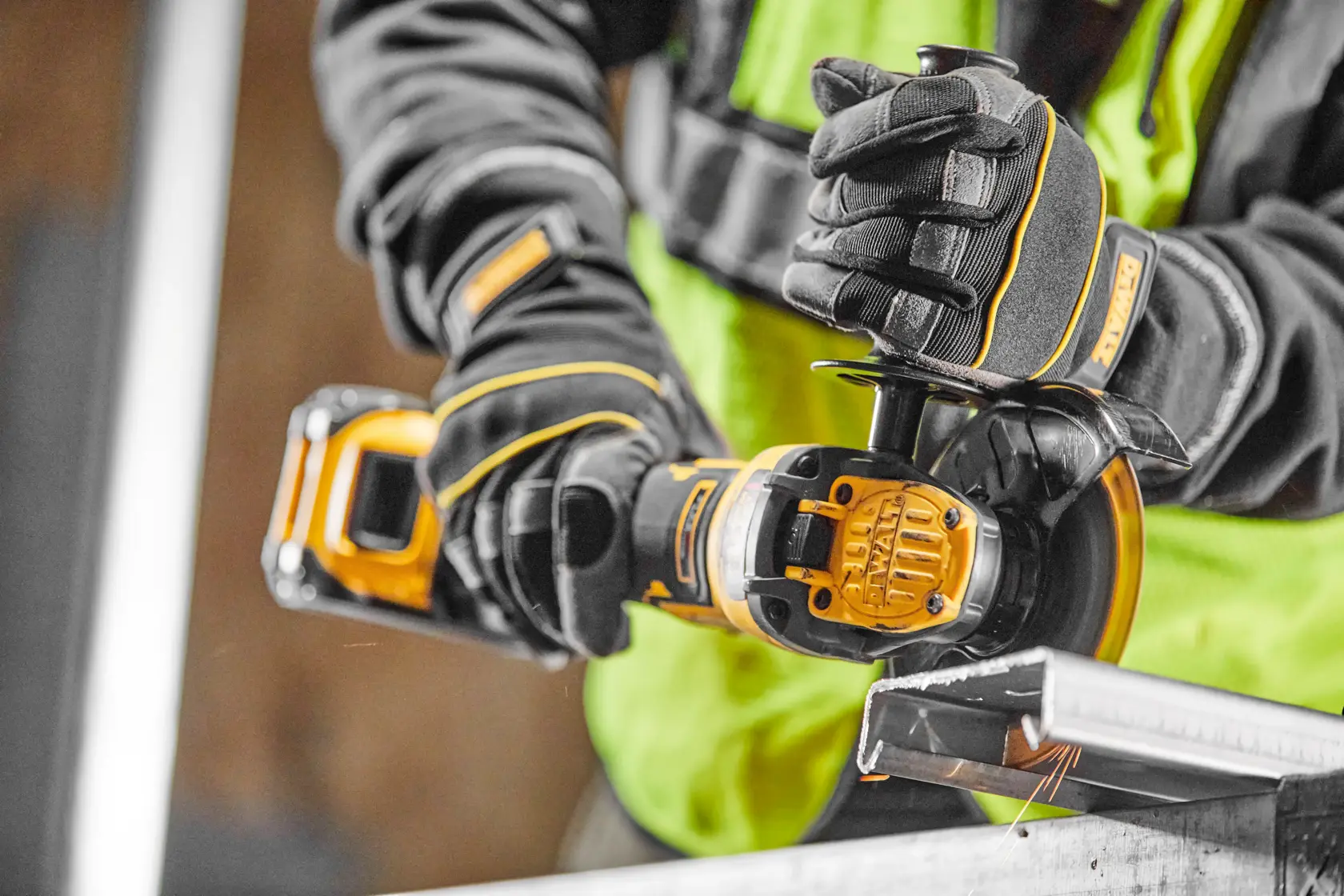 Szlifierka kątowa DEWALT® 18V XR® bezszczotkowa 125 mm z regulacją prędkości i technologią FLEXVOLT® ADVANTAGE™ - 1 x 6 Ah