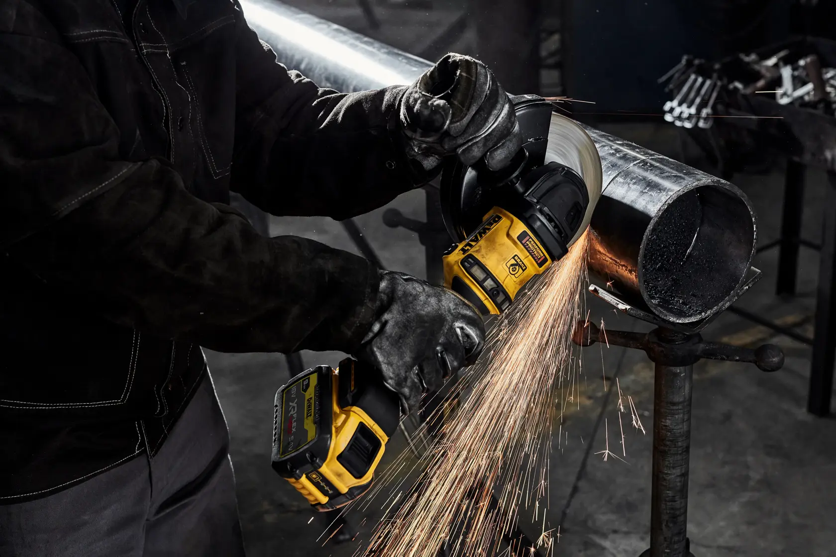 Szlifierka kątowa DEWALT® 54 V XR® FLEXVOLT® 180 mm z uchwytem bocznym (samo narzędzie)