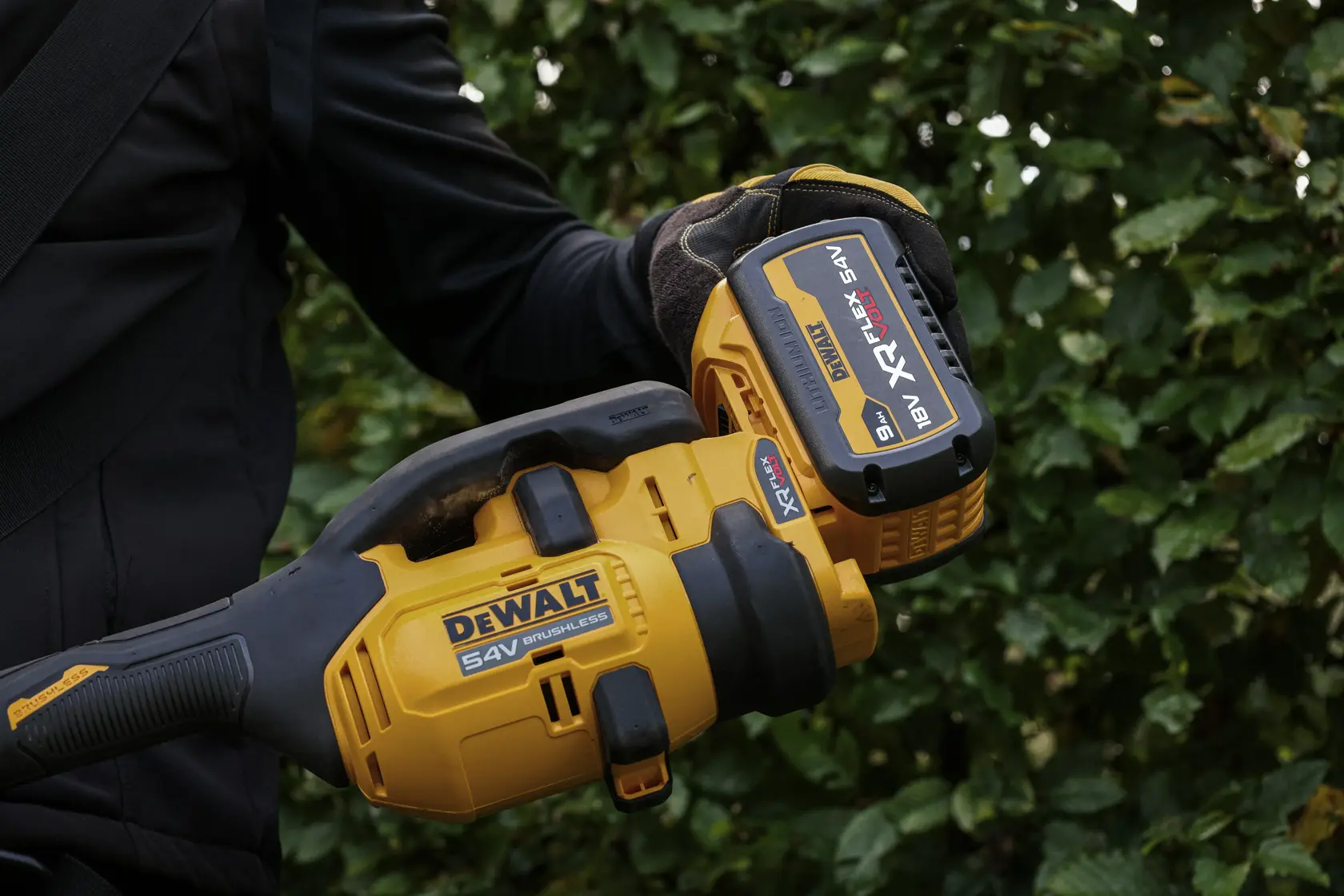 Przystawka DEWALT® z dzielonym wysięgnikiem do nożyc do żywopłotu na wysięgniku
