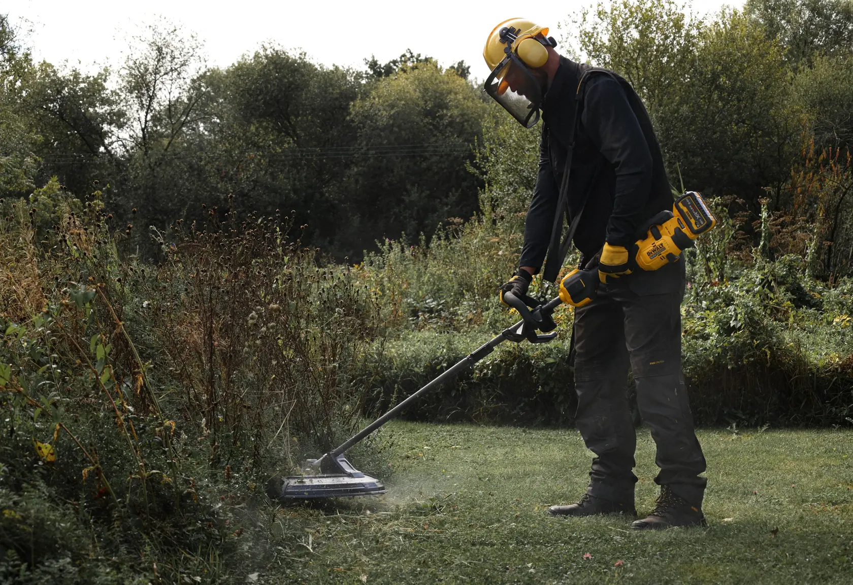 Przystawka DEWALT® z dzielonym wysięgnikiem do podkaszarki żyłkowej