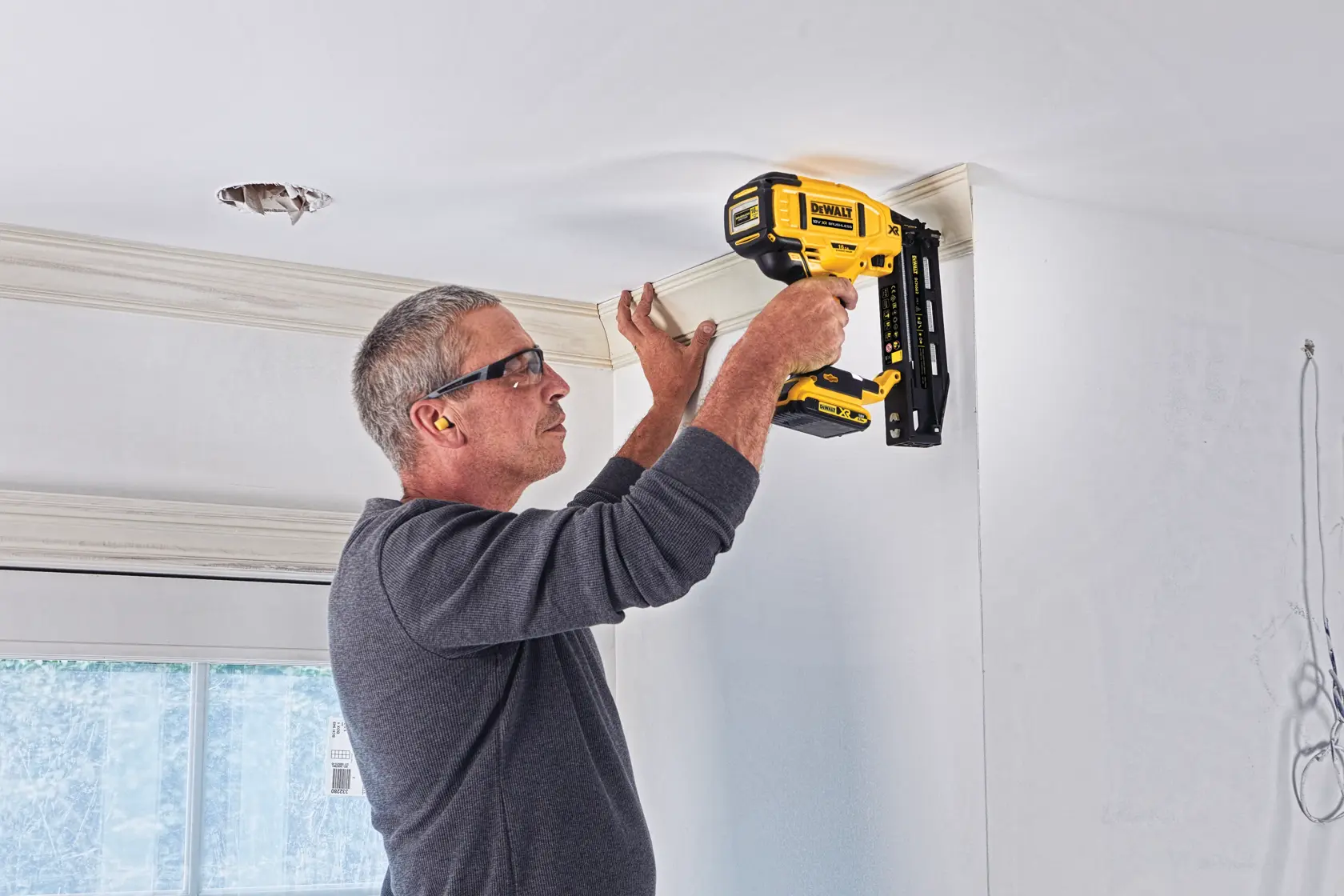 Gwoździarka wykończeniowa prosta DEWALT® 18V XR®bezszczotkowa (16 Gauge) z 2 akumulatorami 2 Ah)