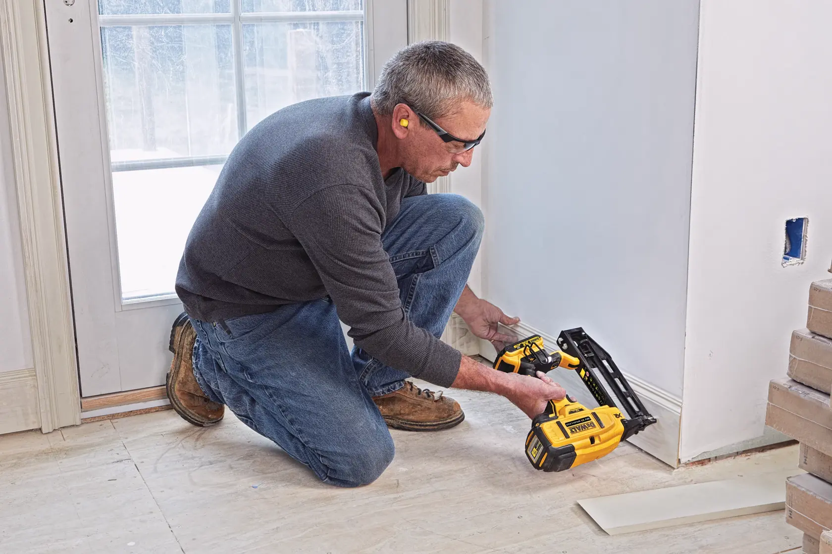 Gwoździarka wykończeniowa prosta DEWALT® 18V XR®bezszczotkowa (16 Gauge) z 2 akumulatorami 2 Ah)