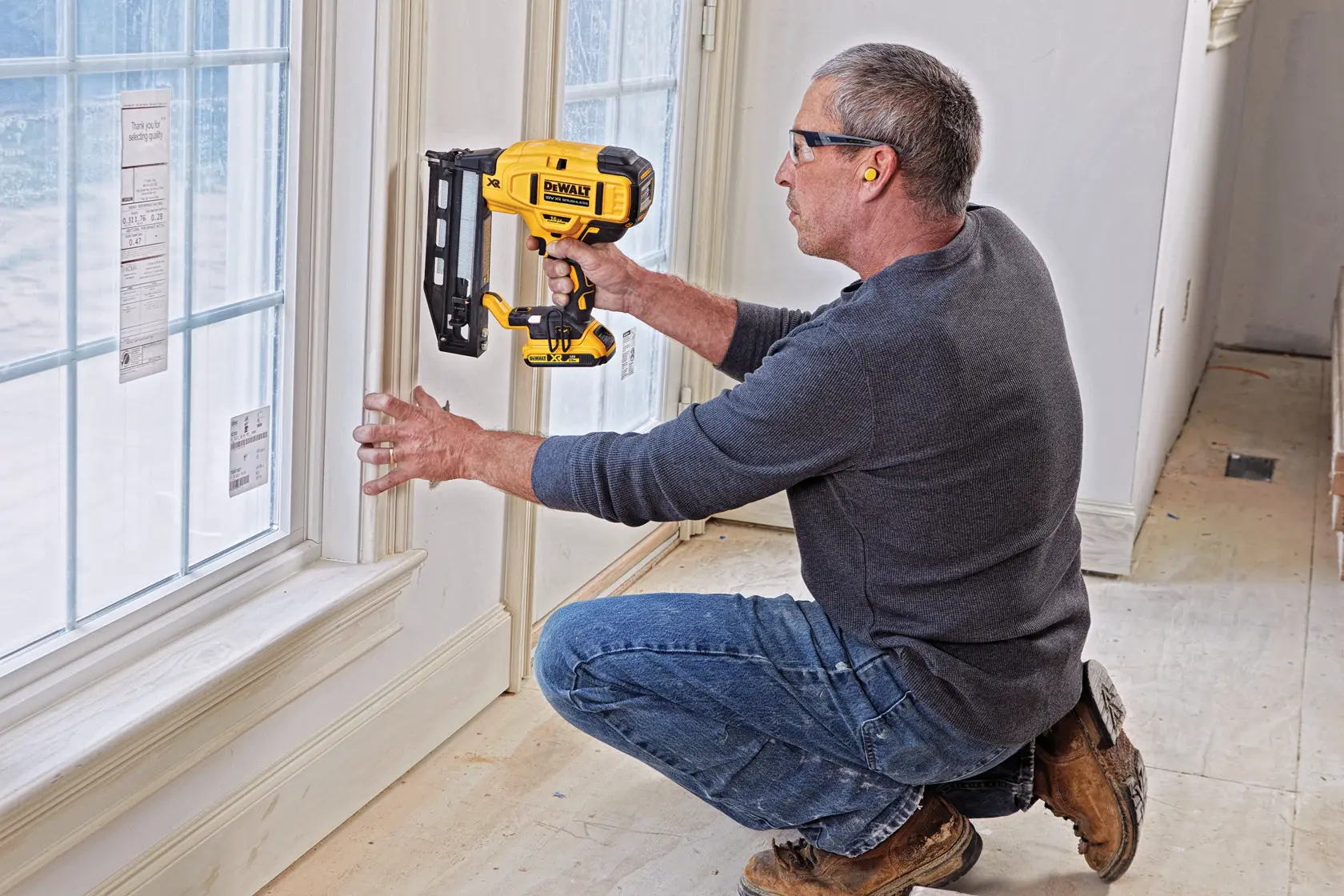 Gwoździarka wykończeniowa prosta DEWALT® 18V XR® bezszczotkowa 16 GA (samo narzędzie)