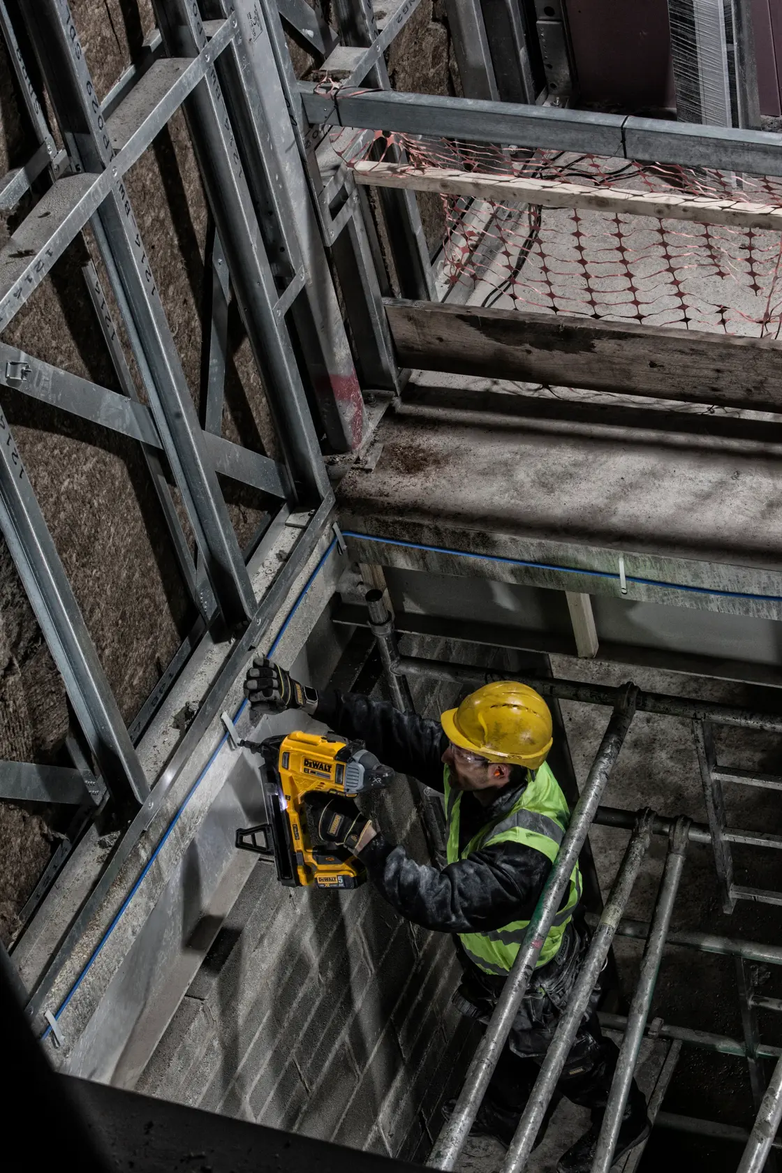 18V XR Gwoździarka do betonu  2 X 5Ah