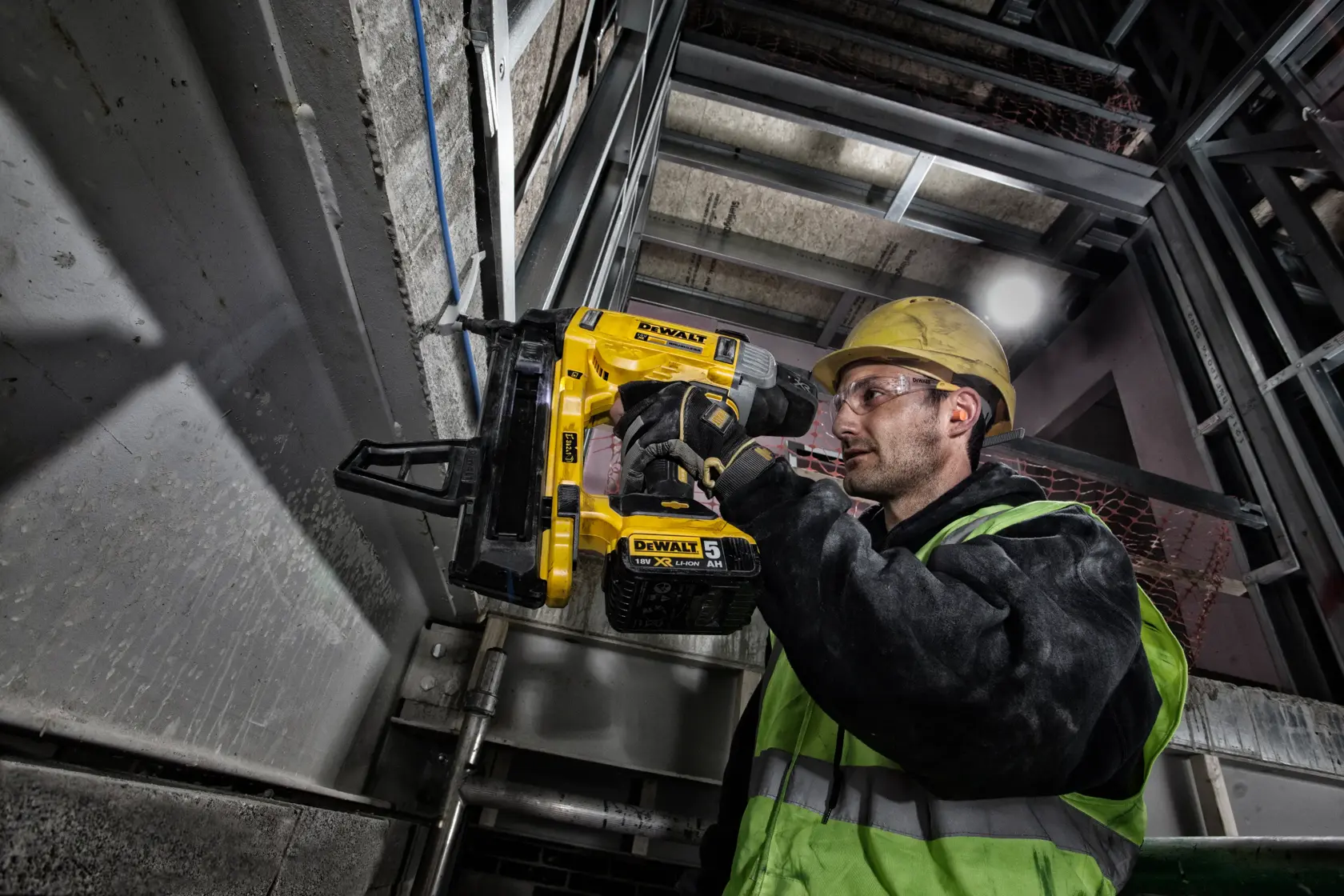 18V XR Gwoździarka do betonu  2 X 5Ah