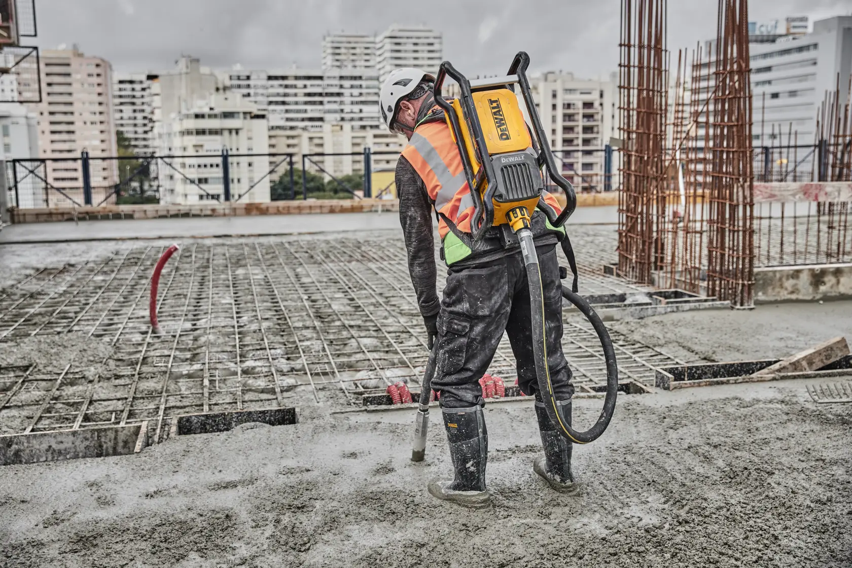 Wibrator plecakowy DEWALT® POWERSHIFT™