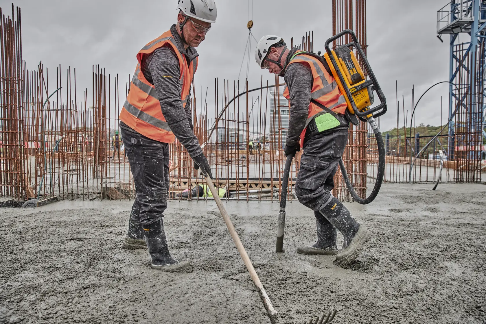 Wibrator plecakowy DEWALT® POWERSHIFT™