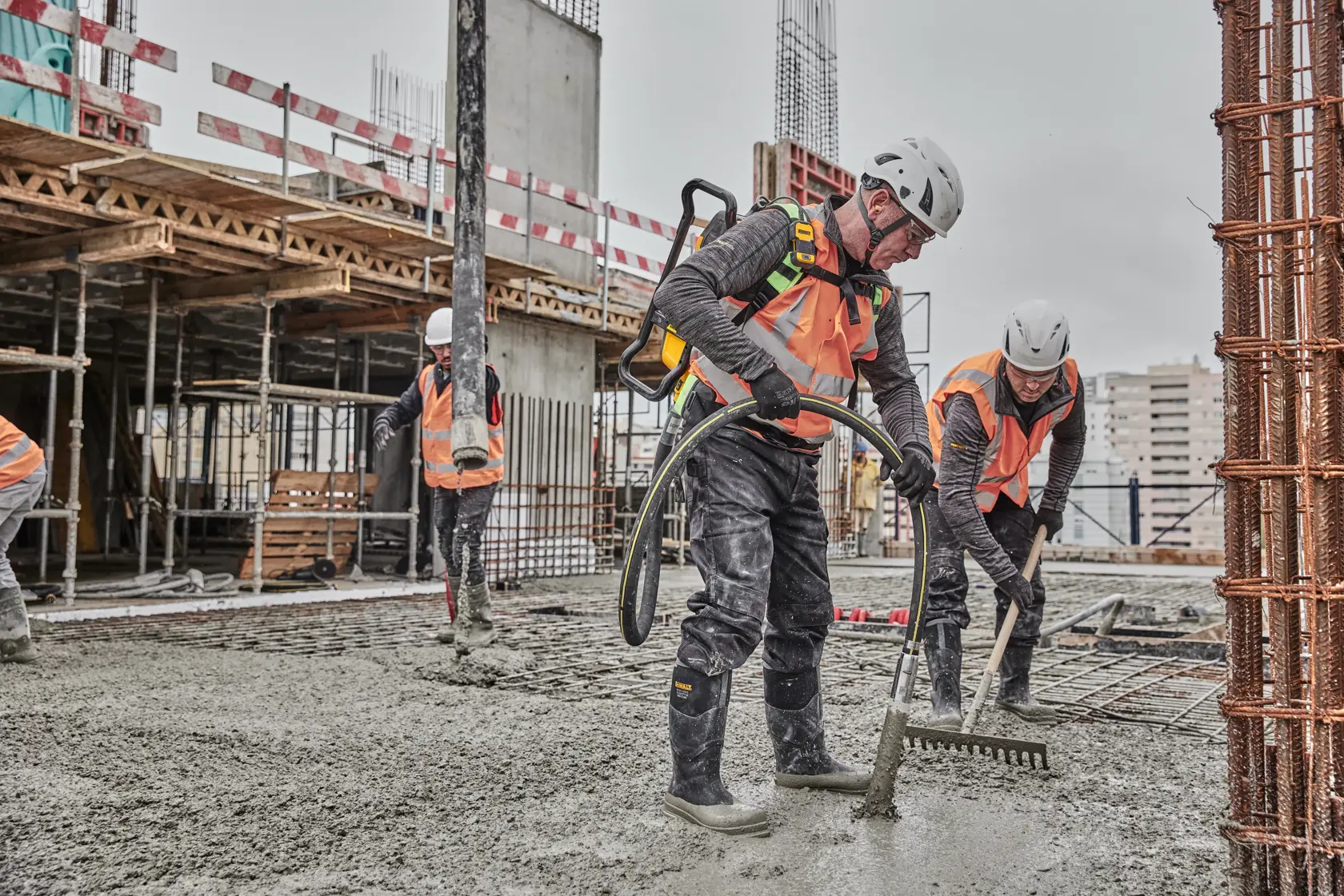 Wibrator plecakowy DEWALT® POWERSHIFT™