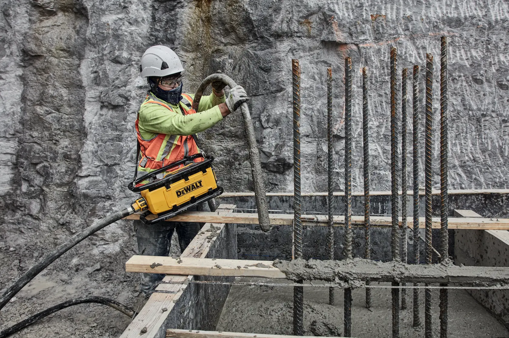 Wibrator z zasilaczem DEWALT® POWERSHIFT™