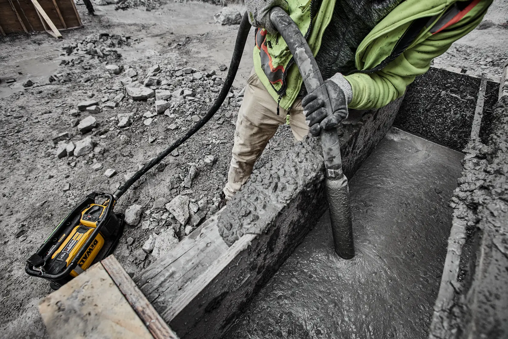 Wibrator z zasilaczem DEWALT® POWERSHIFT™