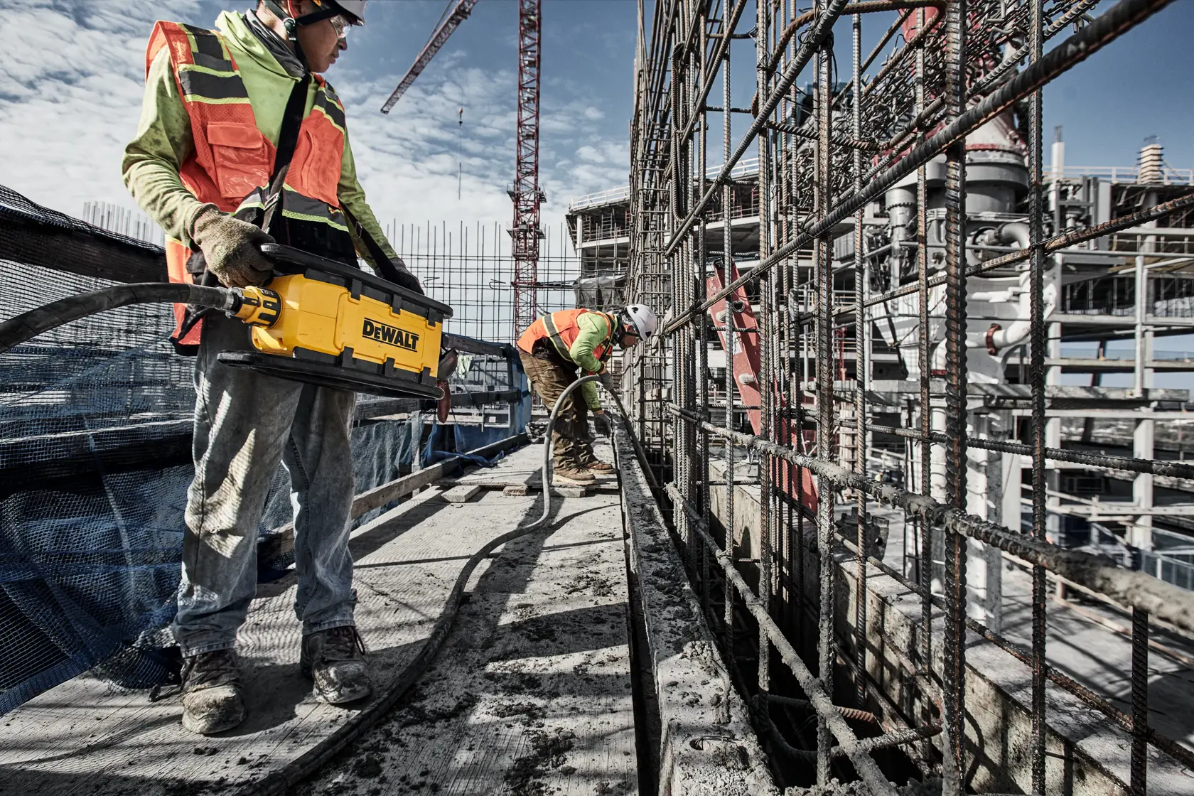 Wibrator z zasilaczem DEWALT® POWERSHIFT™