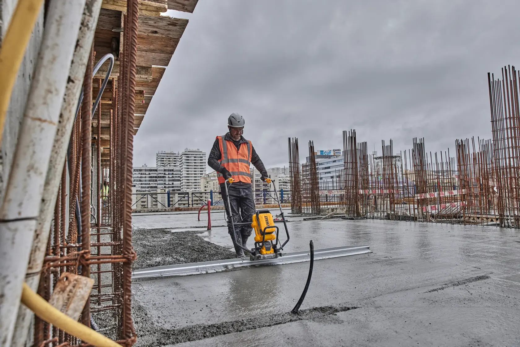 LISTWA WIBRACYJNA DO BETONU DEWALT® POWERSHIFT™