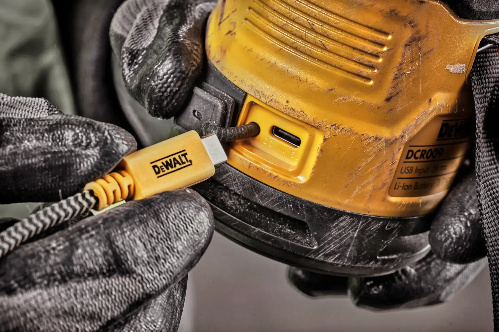 Kompaktowy głośnik Bluetooth USB-C z akumulatorem DEWALT®
