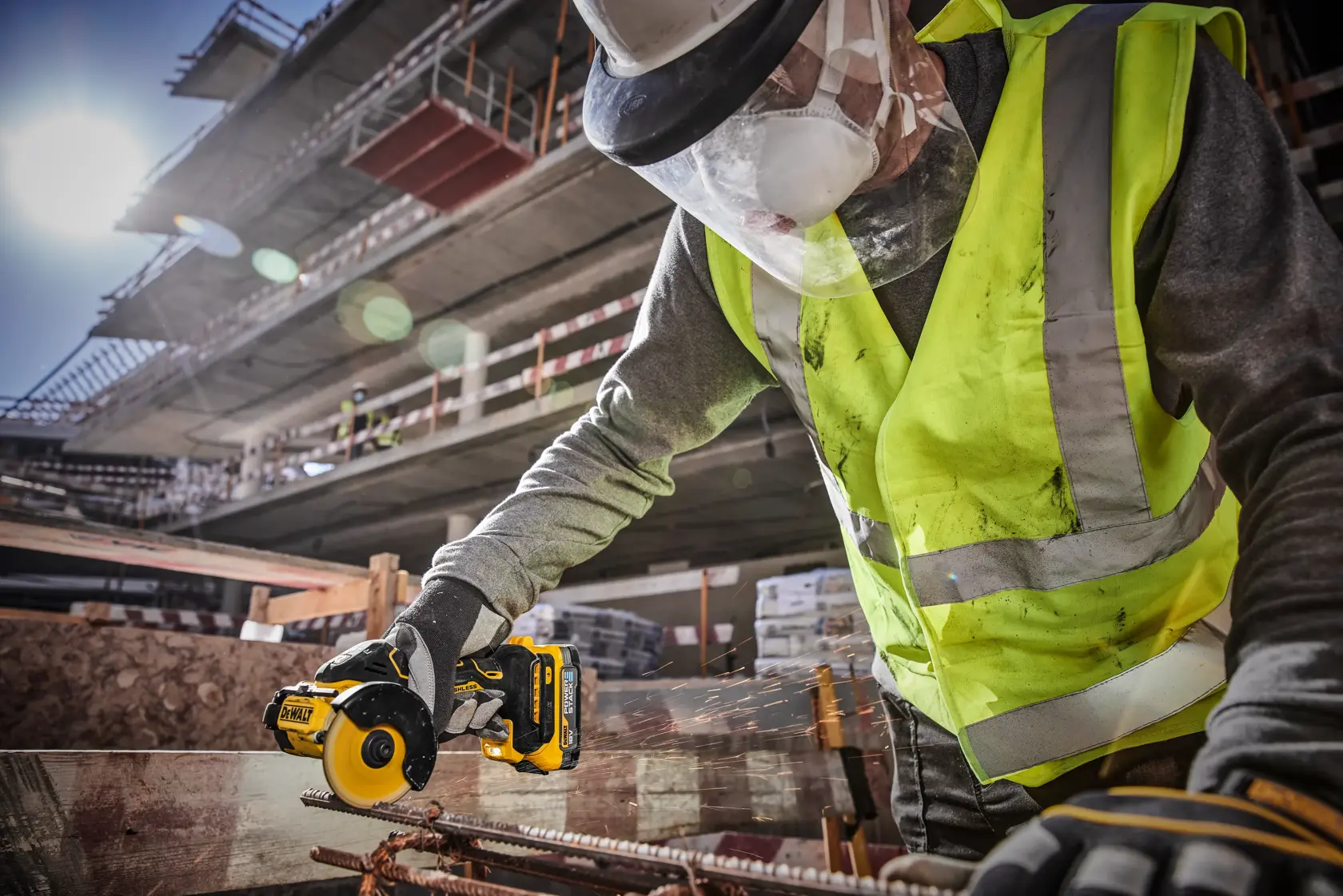 Bezszczotkowa przecinarka DEWALT® 18 V XR® 76 mm (samo narzędzie)