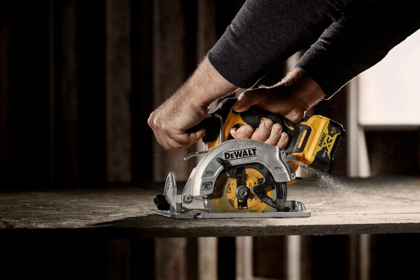 Bezszczotkowa piła tarczowa DEWALT® 12 V XR® 140 mm (samo narzędzie)