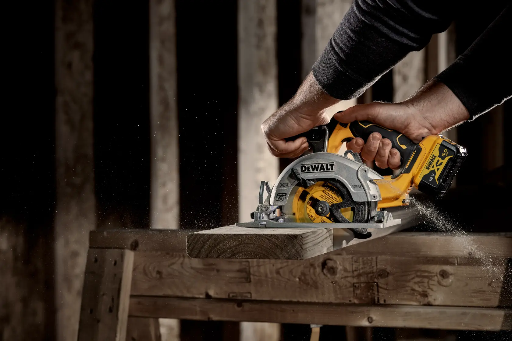 Bezszczotkowa piła tarczowa DEWALT® 12 V XR® 140 mm z 2 akumulatorami 5 Ah