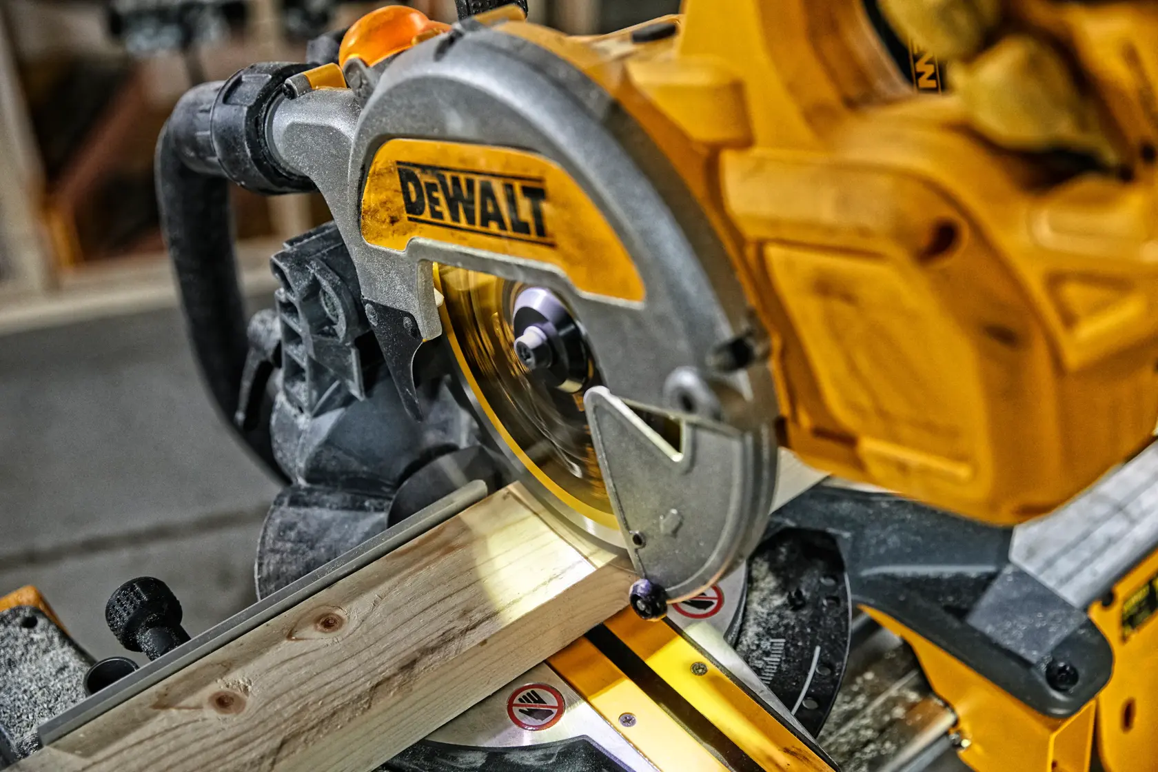 54V XR Flexvolt Pilarka ukosowa 216mm 2 X 6Ah